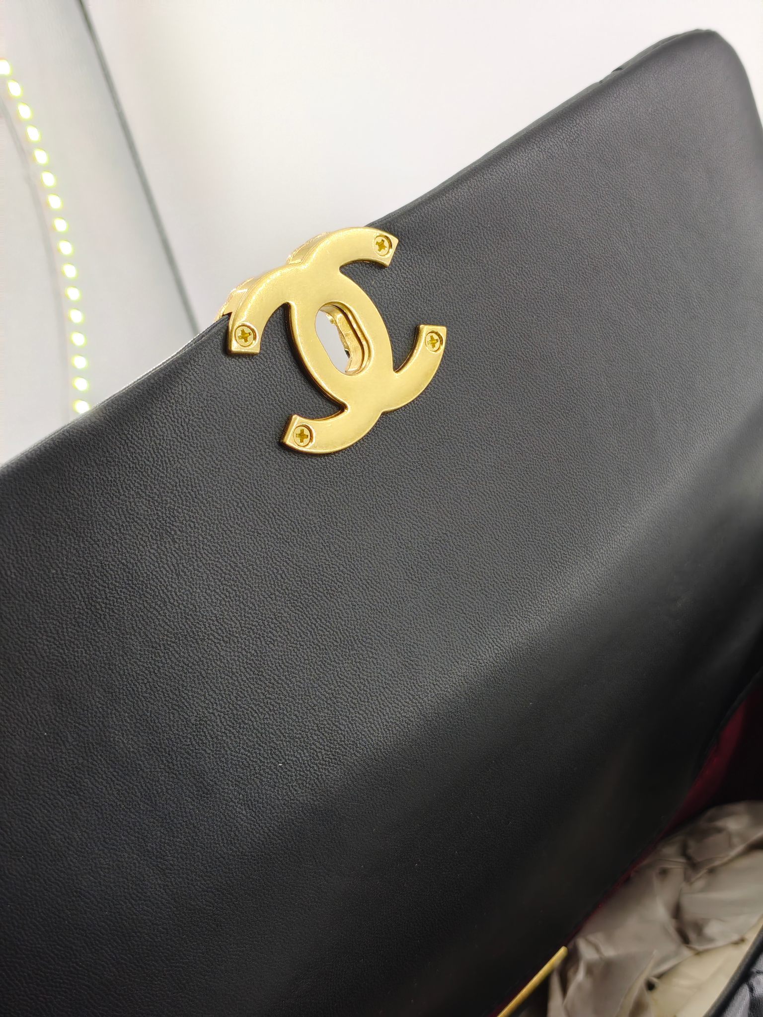  小香19款大菱格斜挎包单肩包
黑色头层皮金扣
实物实拍
尺寸：30/22/10
款号：6099