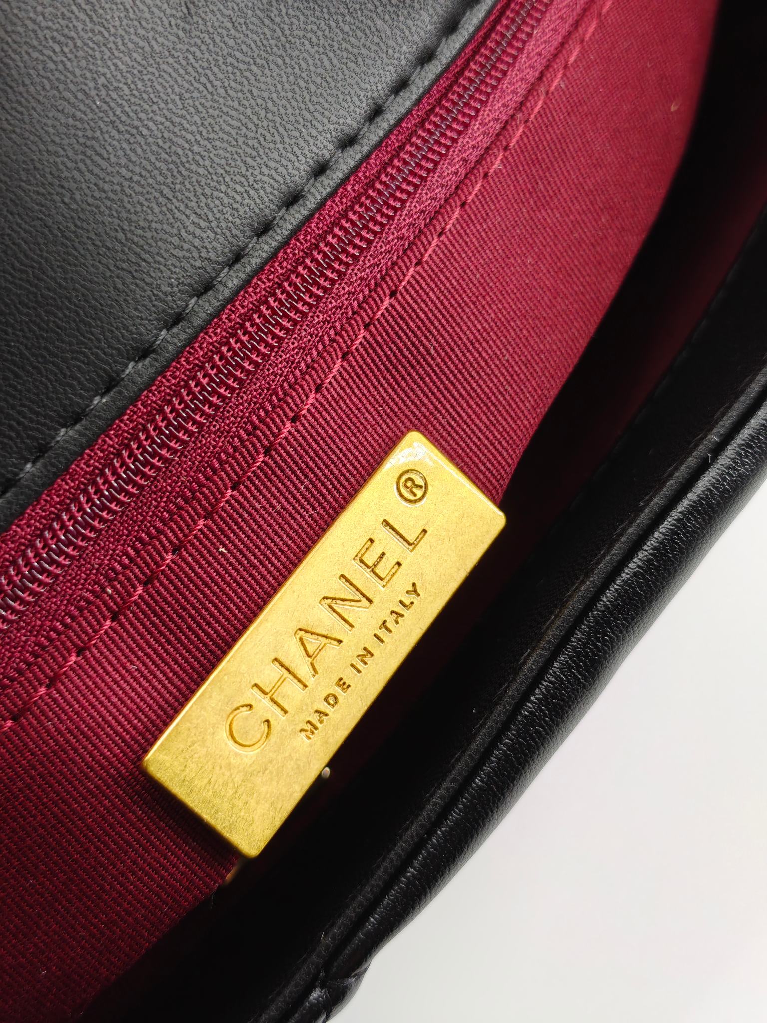  小香19款大菱格斜挎包单肩包
黑色头层皮金扣
实物实拍
尺寸：30/22/10
款号：6099