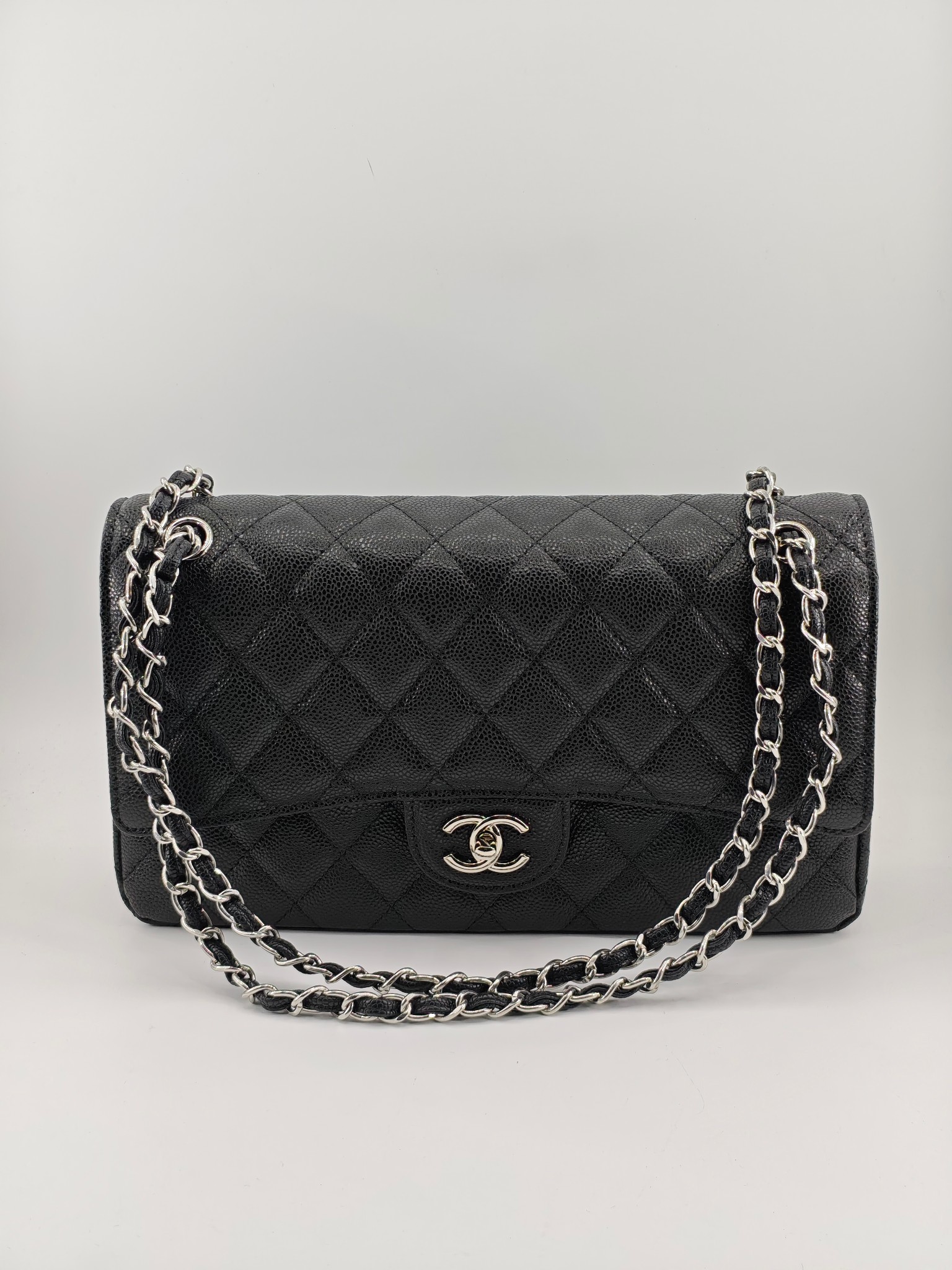 小香CF中号菱格斜挎单肩包
黑色头层皮鱼子酱银扣
实物实拍
尺寸：30/18/8
款号：1113