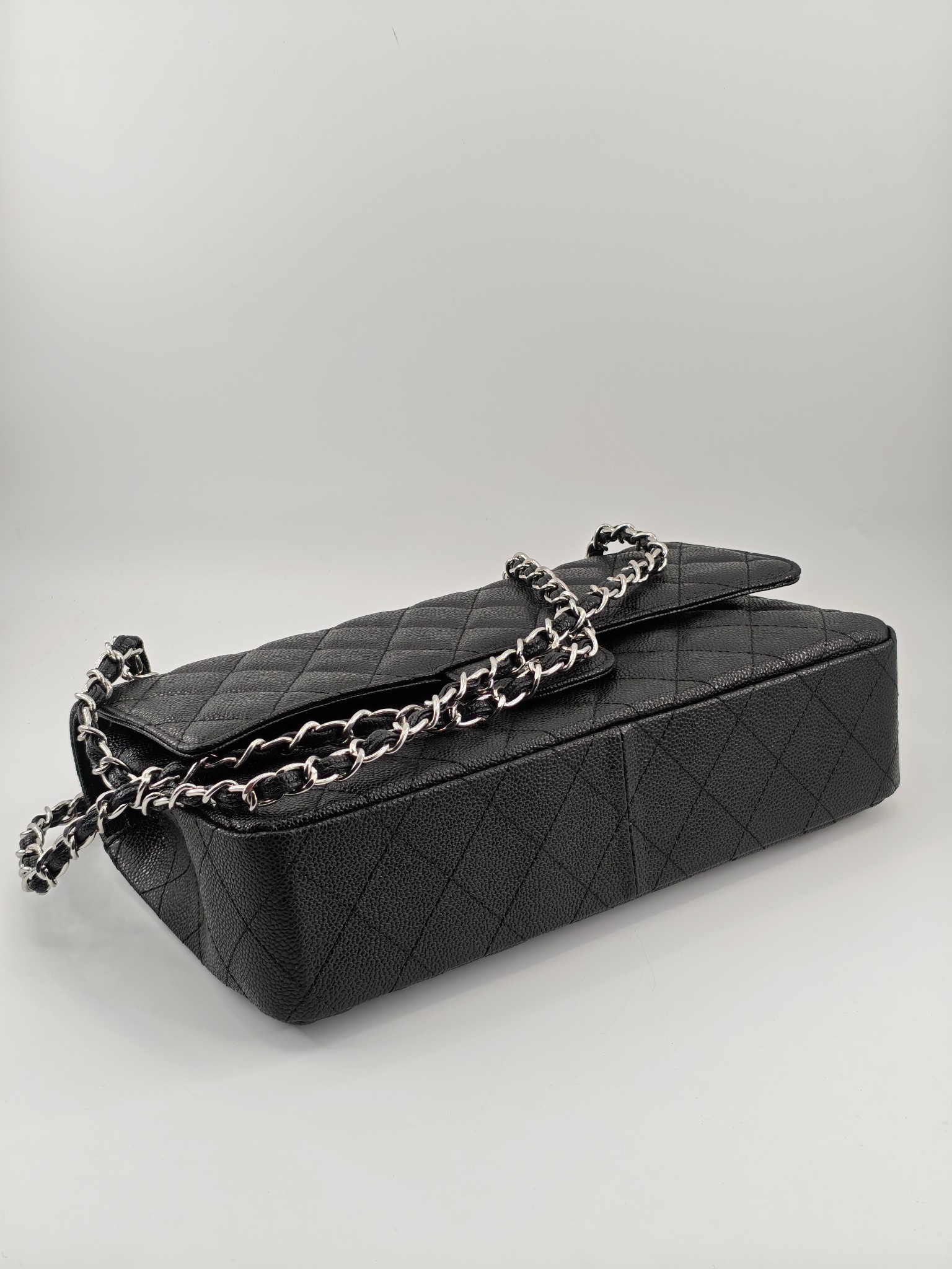 小香CF中号菱格斜挎单肩包
黑色头层皮鱼子酱银扣
实物实拍
尺寸：30/18/8
款号：1113