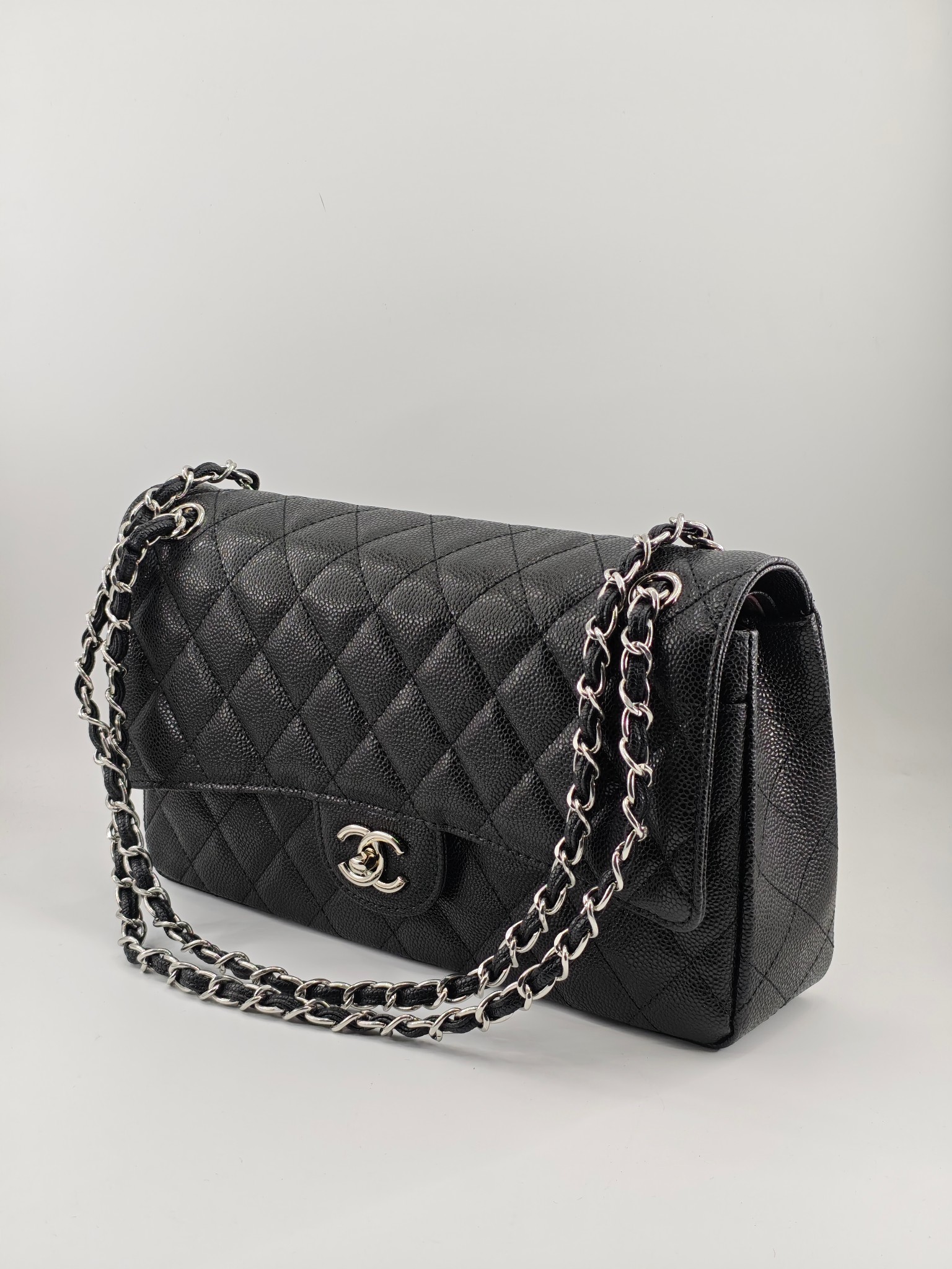 小香CF中号菱格斜挎单肩包
黑色头层皮鱼子酱银扣
实物实拍
尺寸：30/18/8
款号：1113