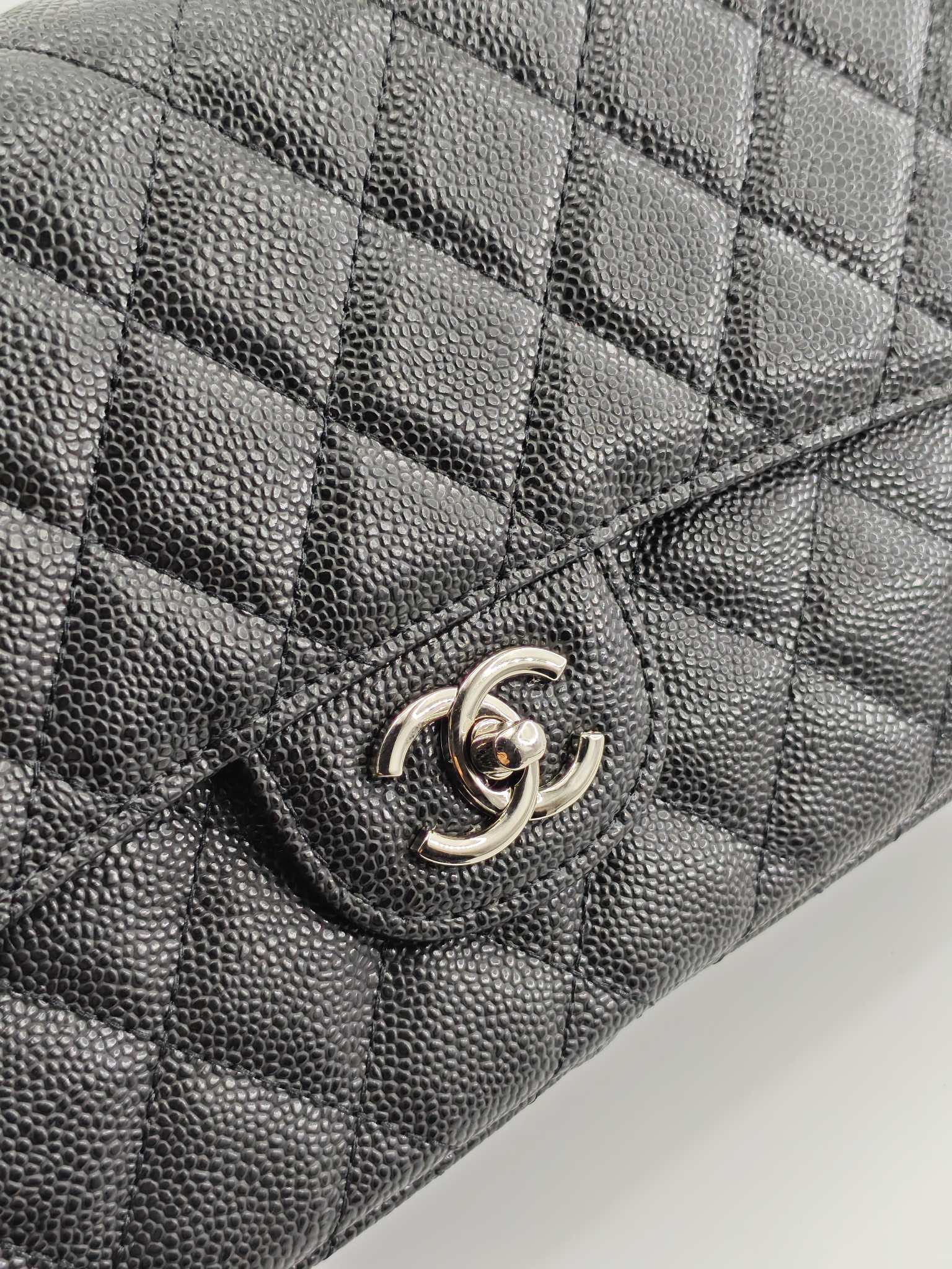 小香CF中号菱格斜挎单肩包
黑色头层皮鱼子酱银扣
实物实拍
尺寸：30/18/8
款号：1113