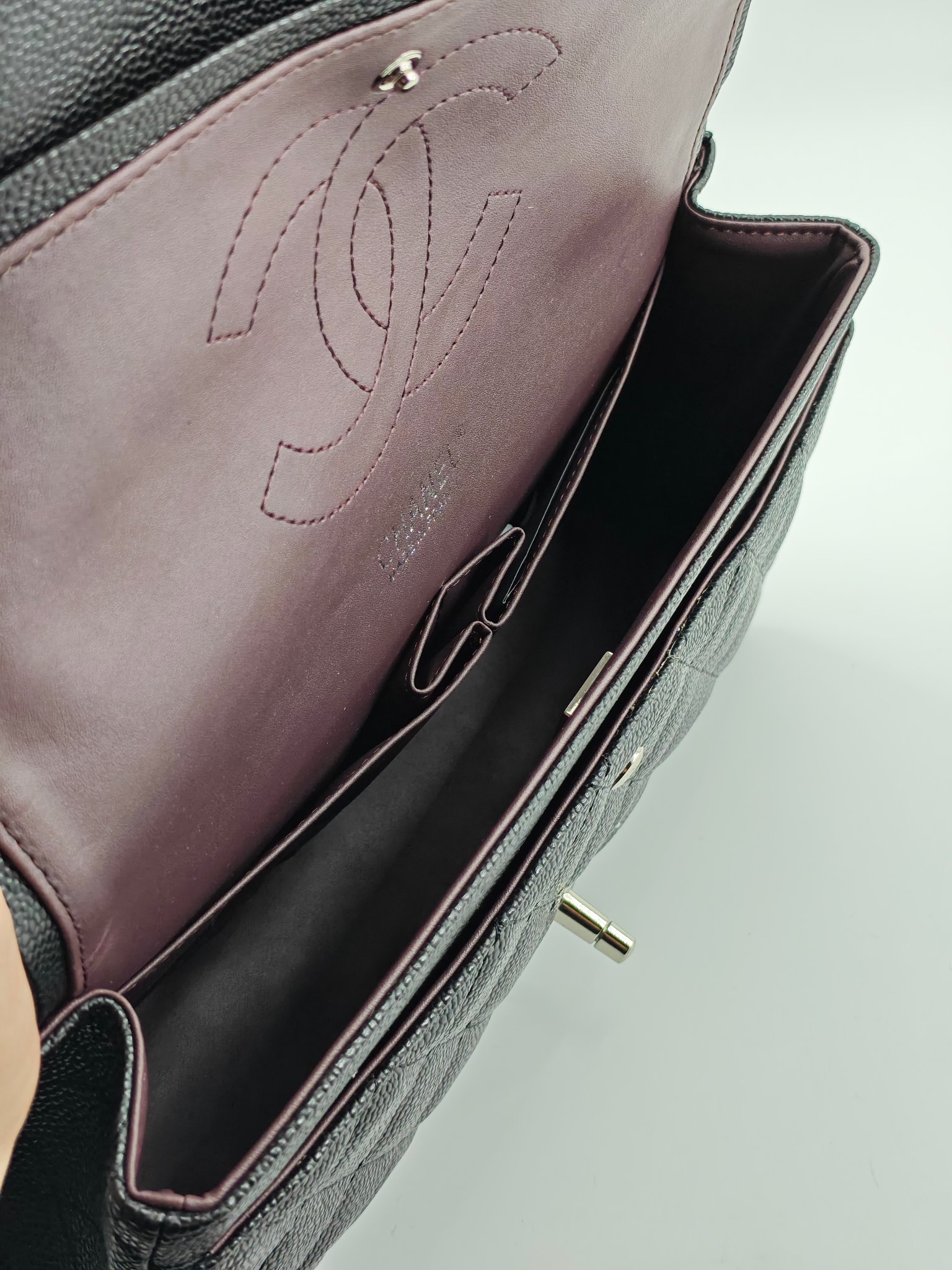 小香CF中号菱格斜挎单肩包
黑色头层皮鱼子酱银扣
实物实拍
尺寸：30/18/8
款号：1113