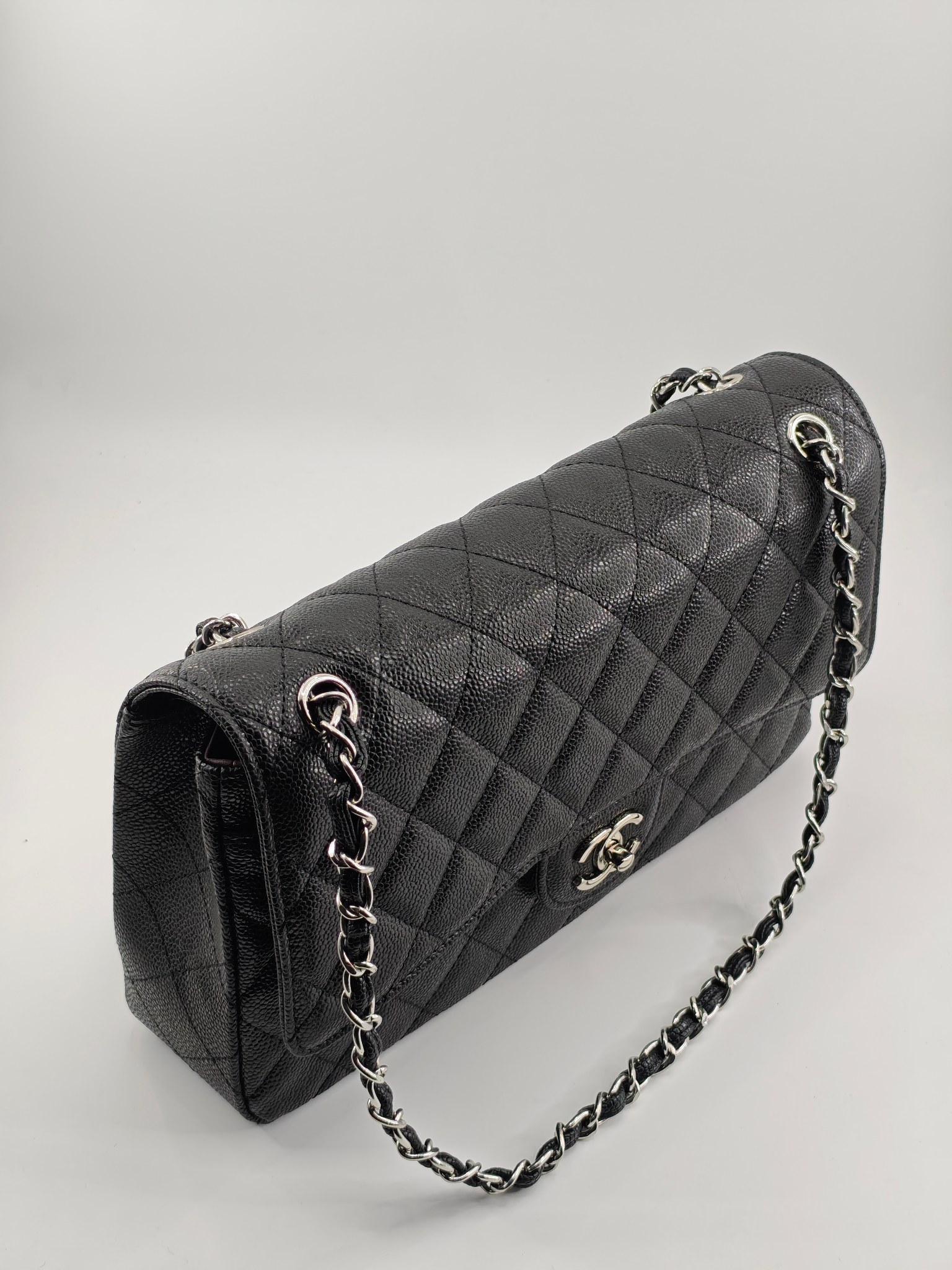 小香CF中号菱格斜挎单肩包
黑色头层皮鱼子酱银扣
实物实拍
尺寸：30/18/8
款号：1113