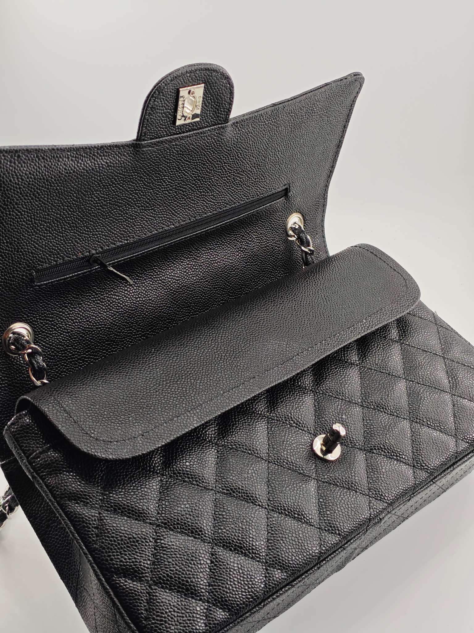 小香CF中号菱格斜挎单肩包
黑色头层皮鱼子酱银扣
实物实拍
尺寸：30/18/8
款号：1113