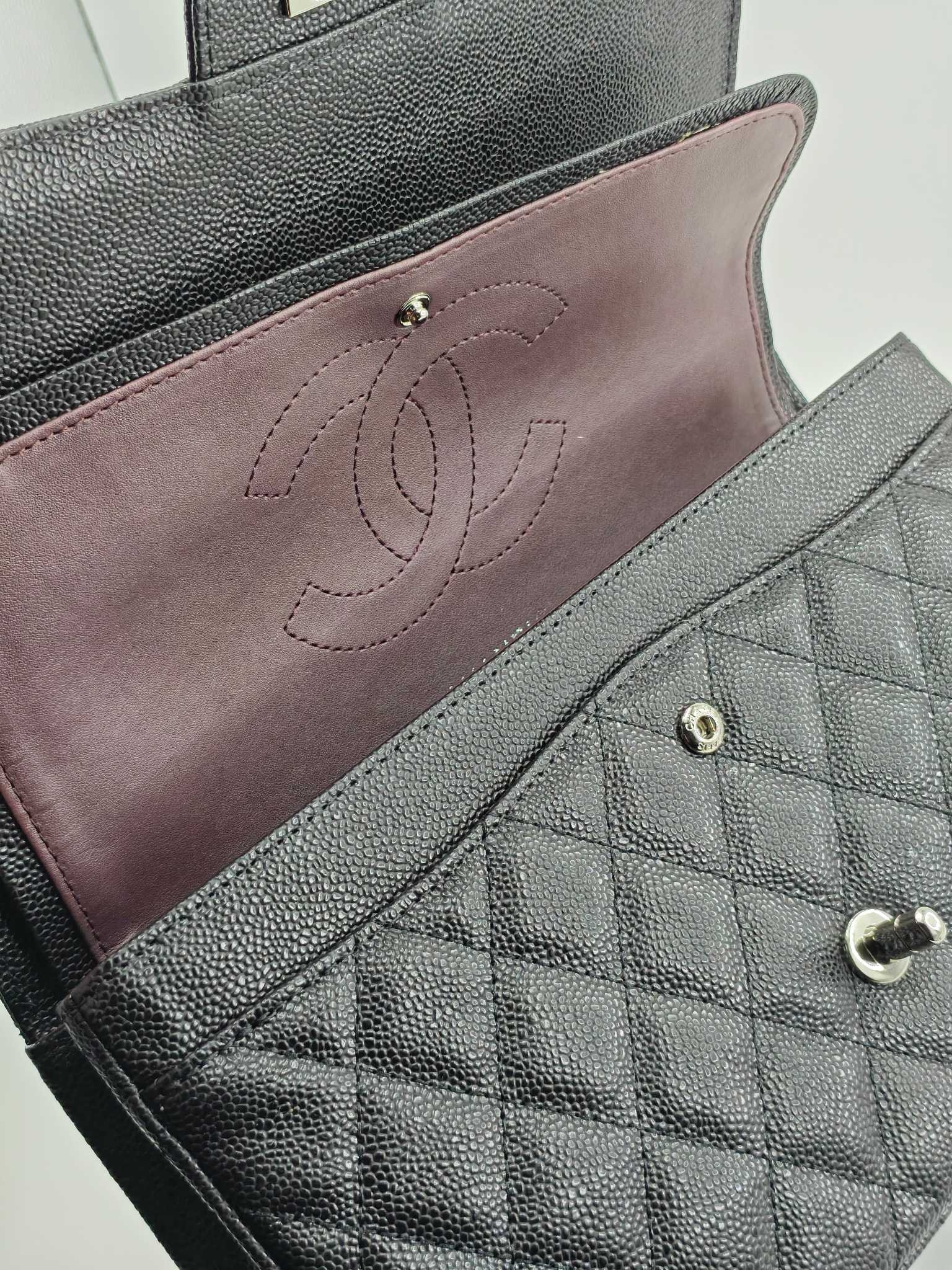 小香CF中号菱格斜挎单肩包
黑色头层皮鱼子酱银扣
实物实拍
尺寸：30/18/8
款号：1113