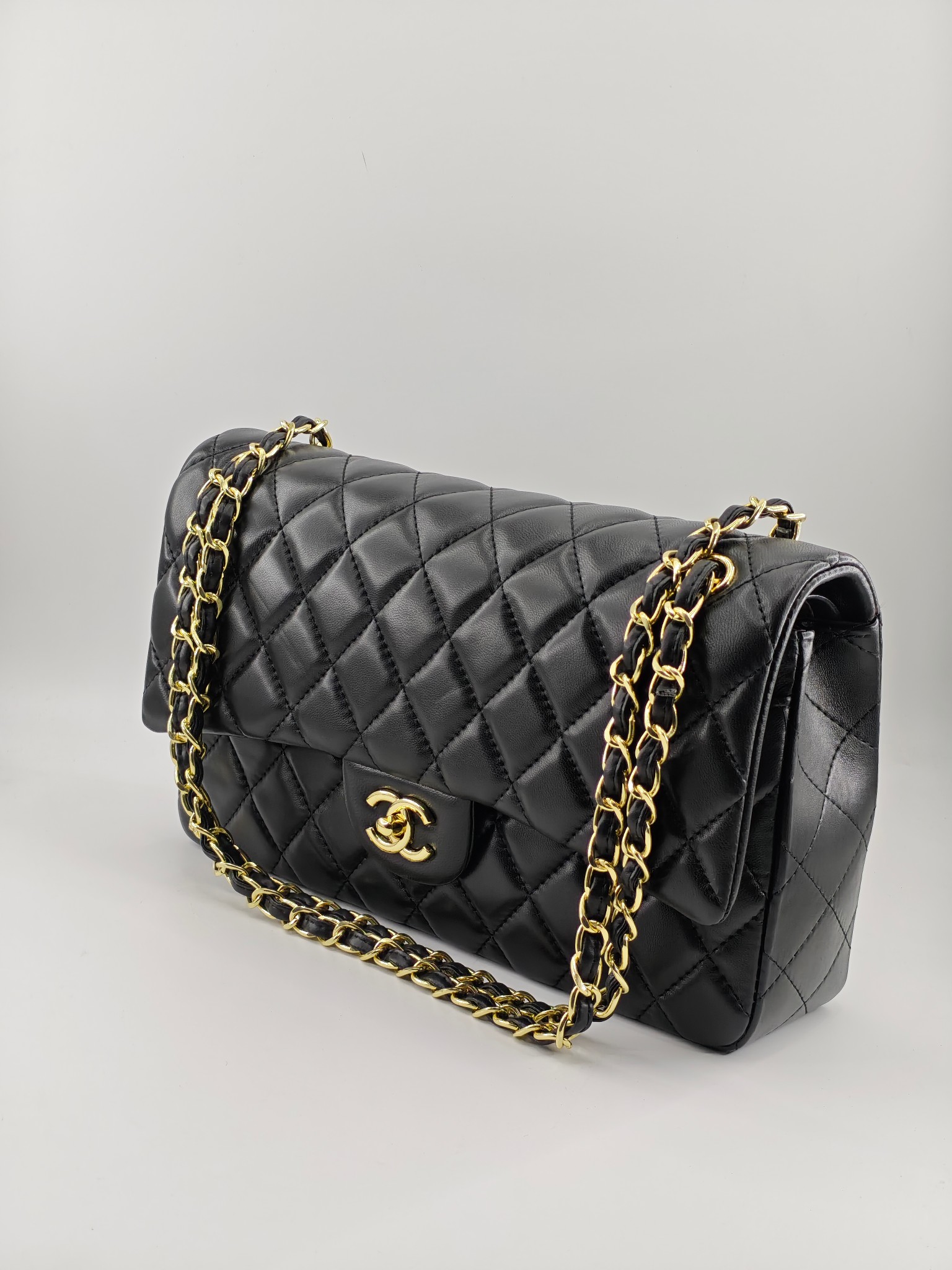  小香CF中号菱格斜挎单肩包
黑色头层羊皮金扣
实物实拍
尺寸：30/18/8
款号：1113
