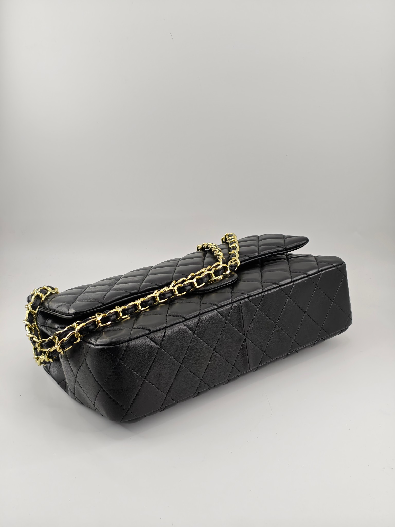  小香CF中号菱格斜挎单肩包
黑色头层羊皮金扣
实物实拍
尺寸：30/18/8
款号：1113
