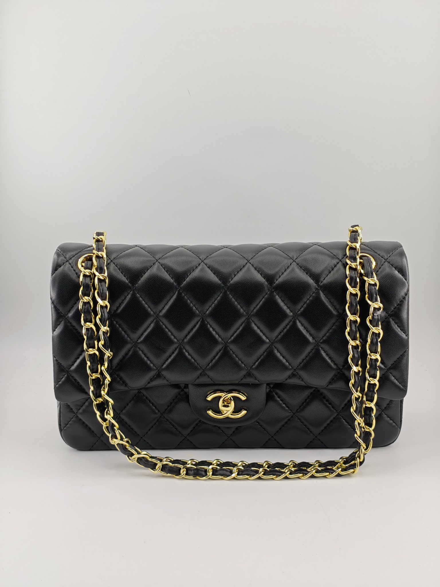  小香CF中号菱格斜挎单肩包
黑色头层羊皮金扣
实物实拍
尺寸：30/18/8
款号：1113
