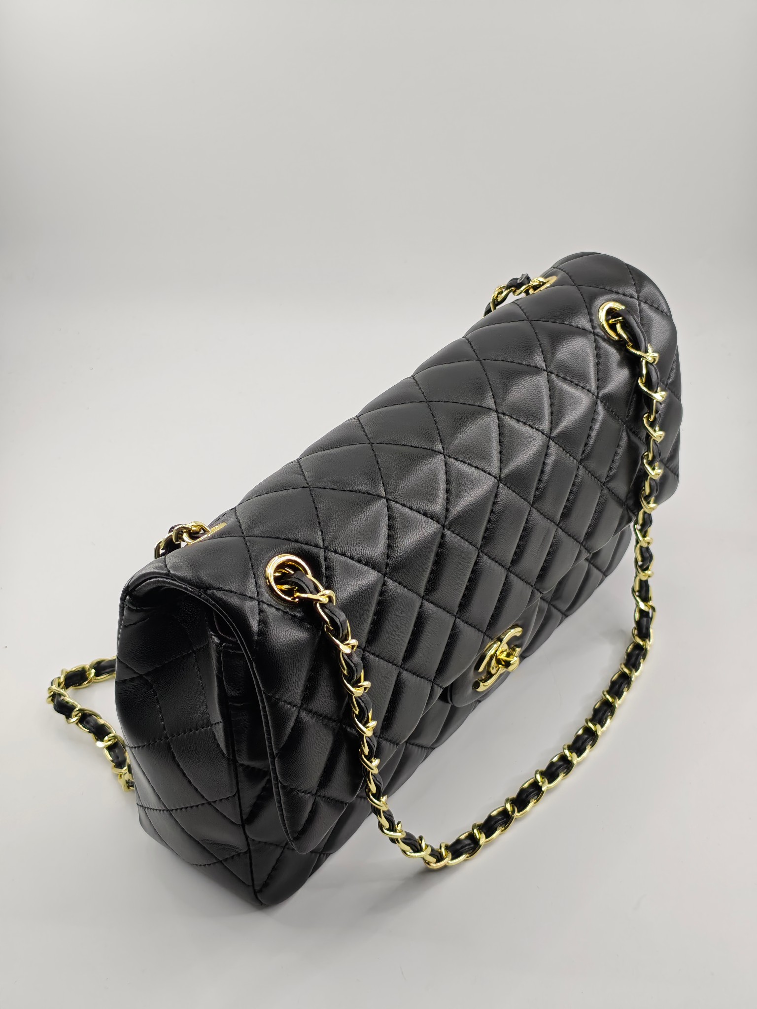  小香CF中号菱格斜挎单肩包
黑色头层羊皮金扣
实物实拍
尺寸：30/18/8
款号：1113
