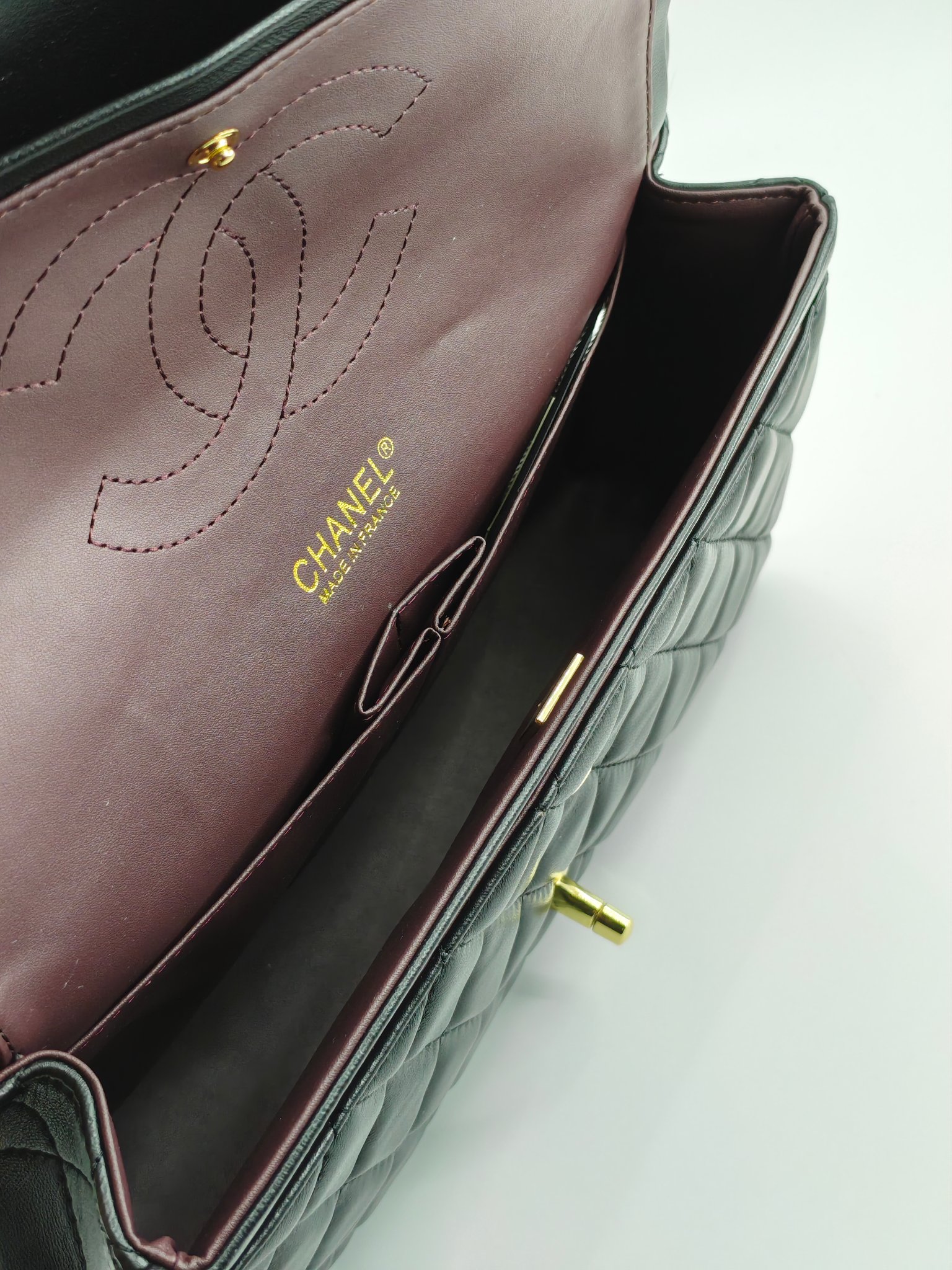  小香CF中号菱格斜挎单肩包
黑色头层羊皮金扣
实物实拍
尺寸：30/18/8
款号：1113
