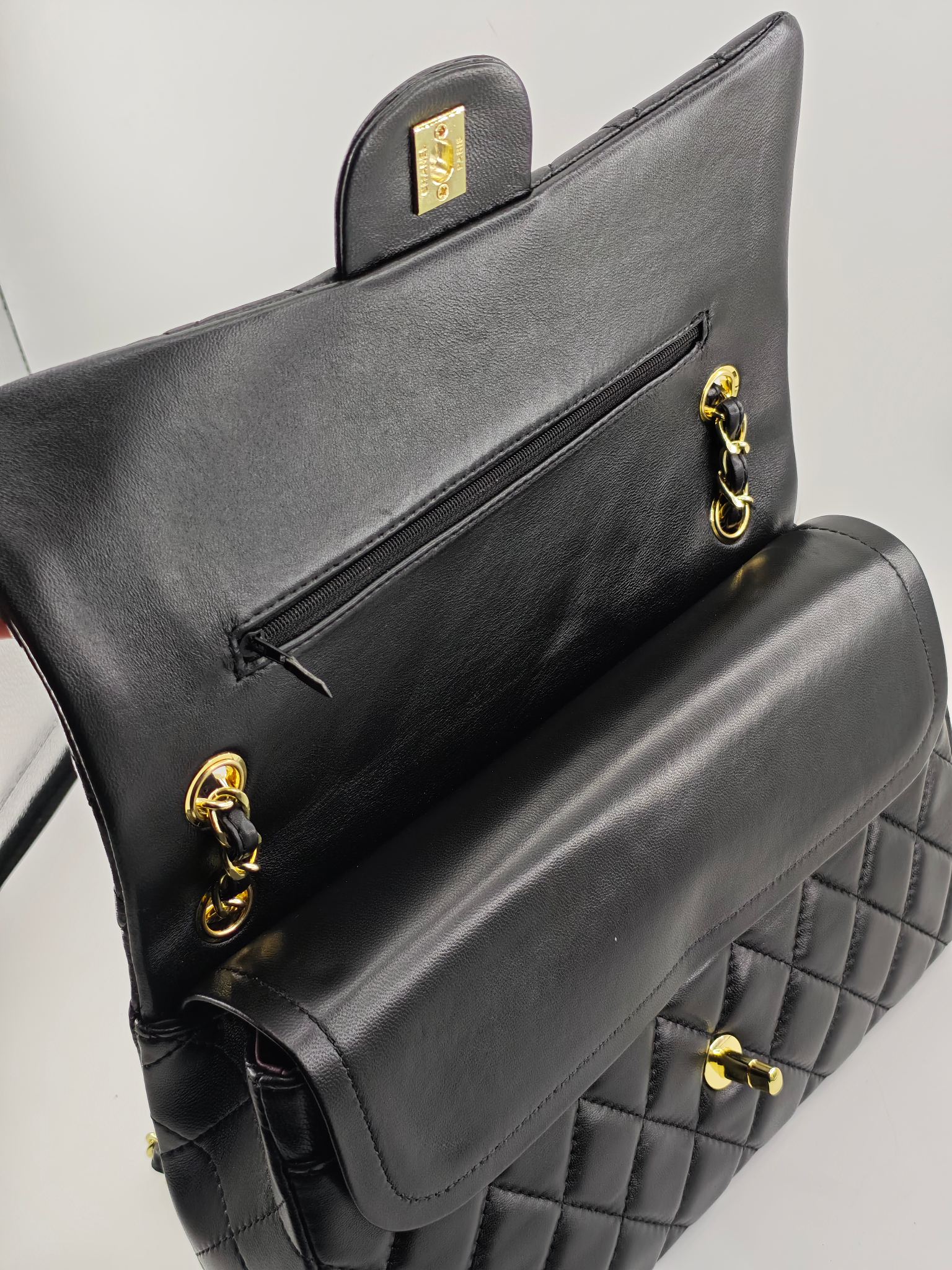  小香CF中号菱格斜挎单肩包
黑色头层羊皮金扣
实物实拍
尺寸：30/18/8
款号：1113
