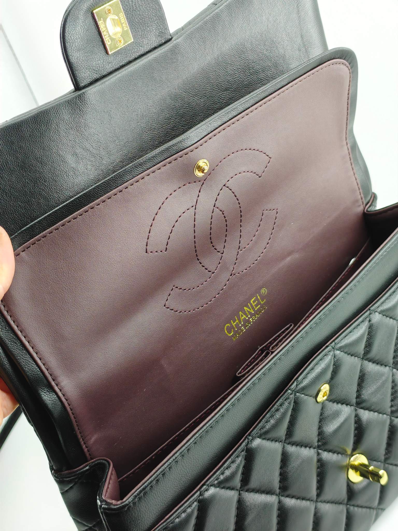  小香CF中号菱格斜挎单肩包
黑色头层羊皮金扣
实物实拍
尺寸：30/18/8
款号：1113
