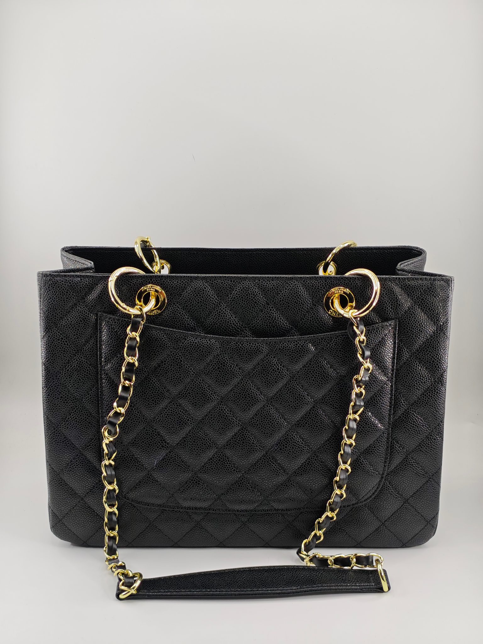  香奈儿托特包登机包大双C
黑色头层牛皮鱼子酱金扣
实物实拍
尺寸：33.5/24.5/14
款号：20