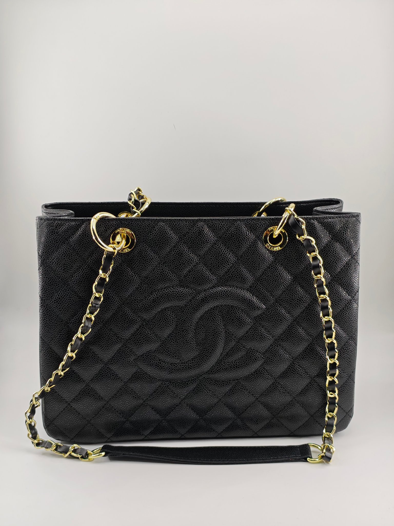  香奈儿托特包登机包大双C
黑色头层牛皮鱼子酱金扣
实物实拍
尺寸：33.5/24.5/14
款号：20