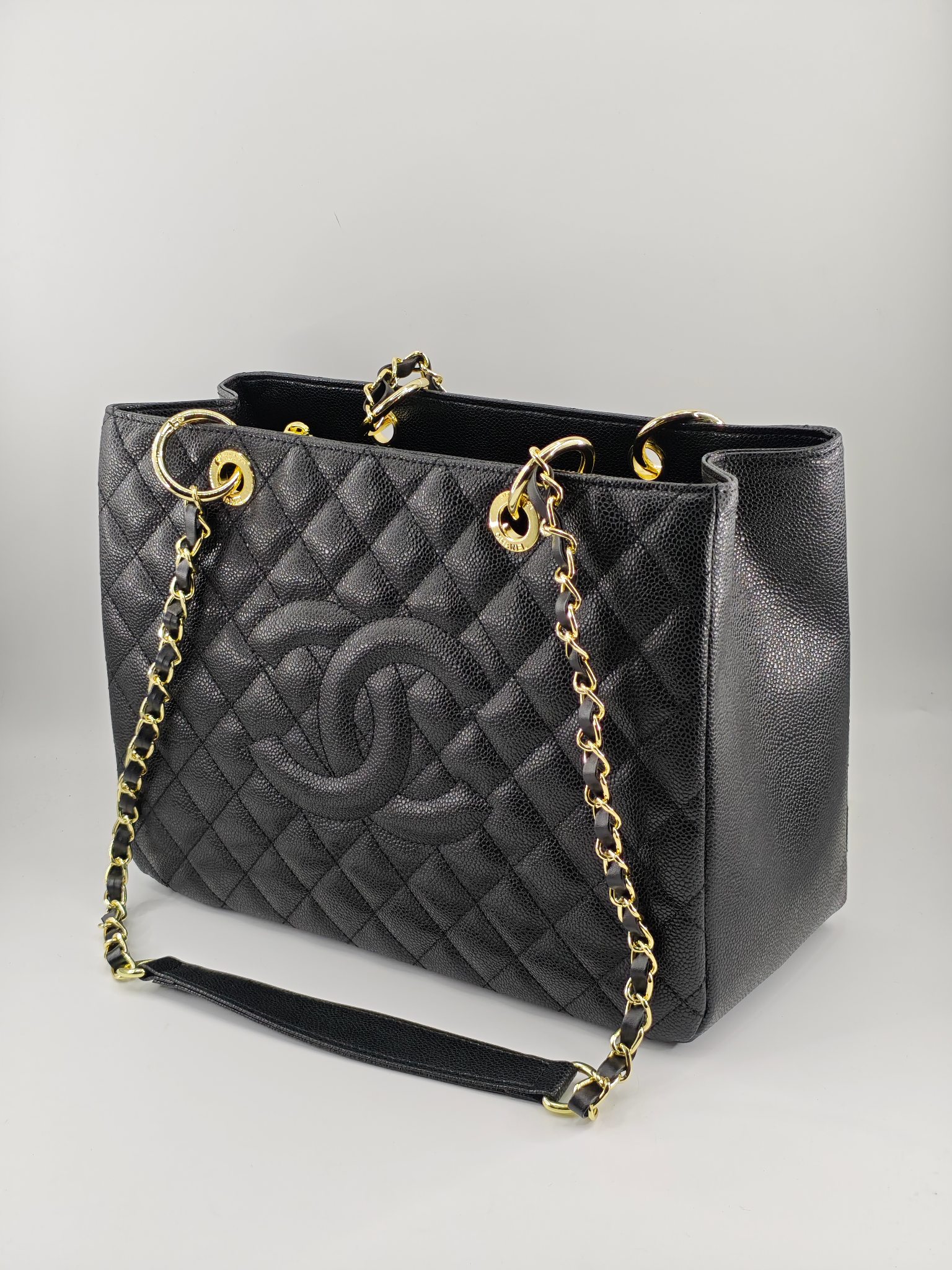  香奈儿托特包登机包大双C
黑色头层牛皮鱼子酱金扣
实物实拍
尺寸：33.5/24.5/14
款号：20