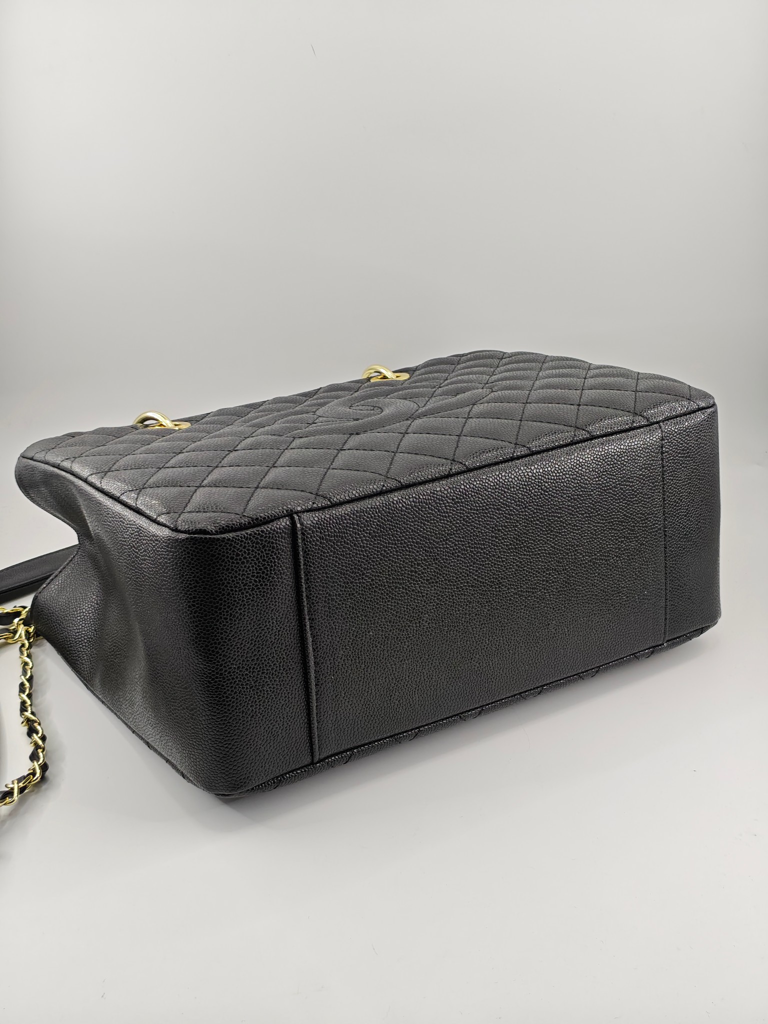  香奈儿托特包登机包大双C
黑色头层牛皮鱼子酱金扣
实物实拍
尺寸：33.5/24.5/14
款号：20