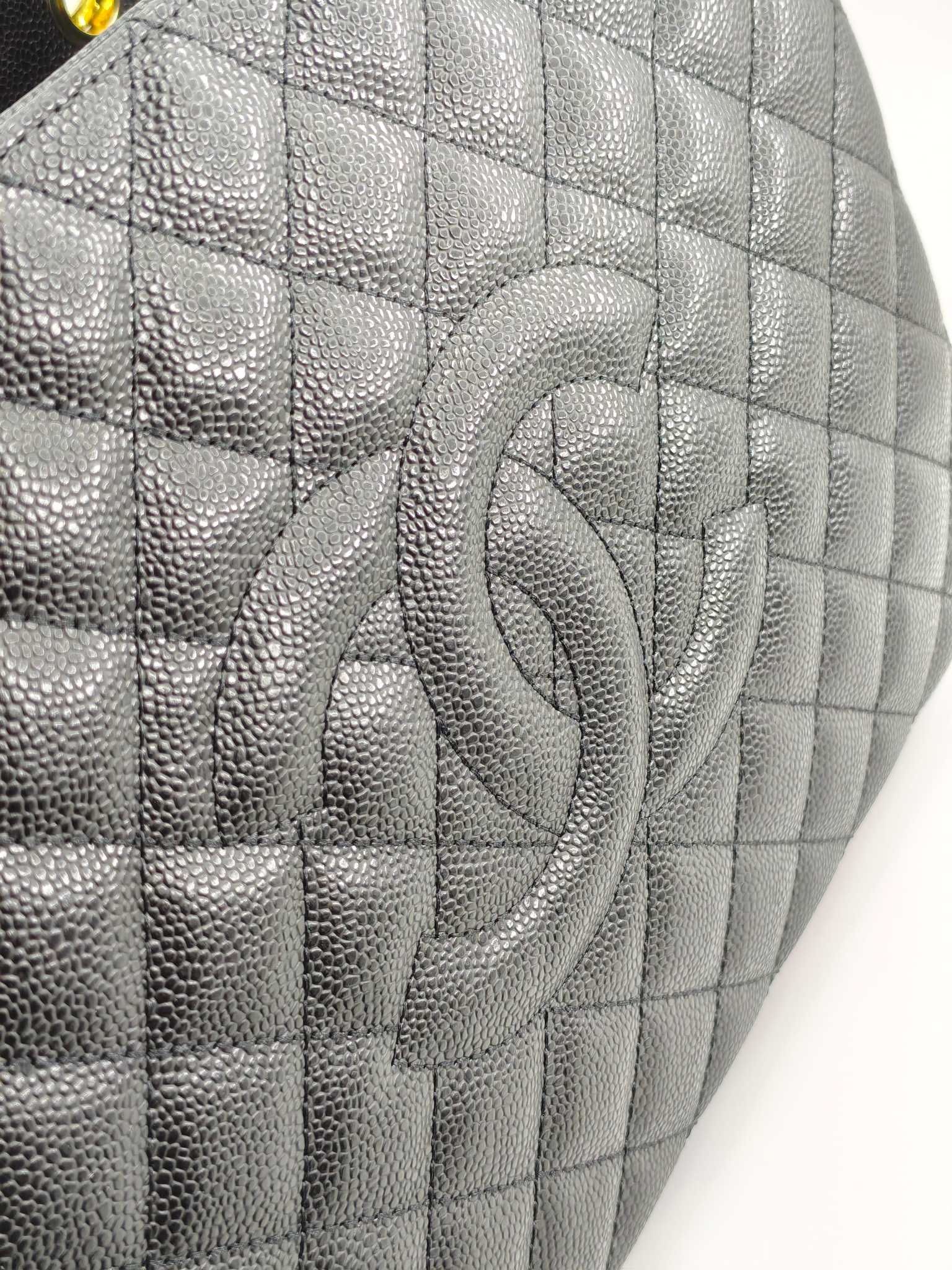  香奈儿托特包登机包大双C
黑色头层牛皮鱼子酱金扣
实物实拍
尺寸：33.5/24.5/14
款号：20