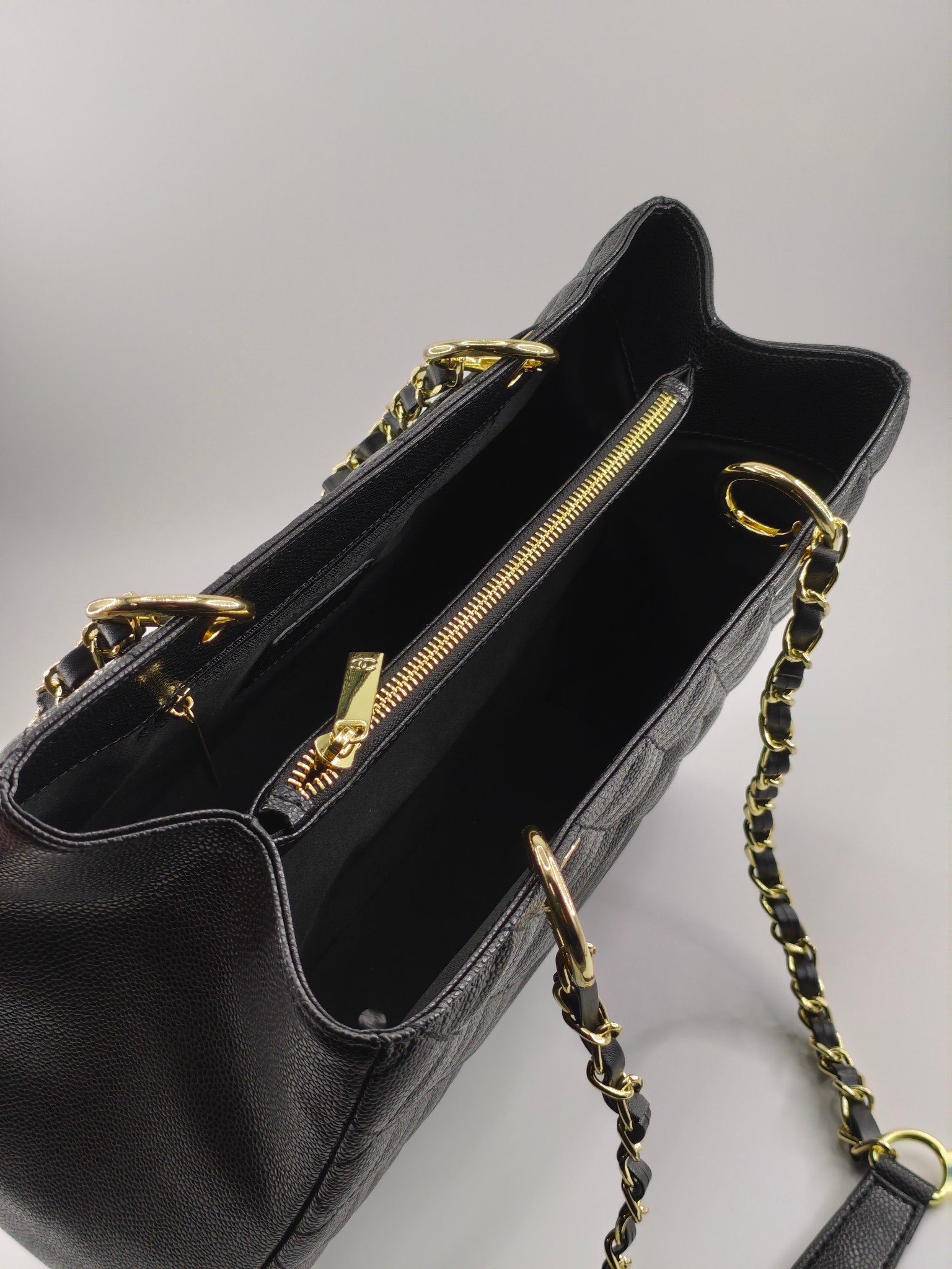  香奈儿托特包登机包大双C
黑色头层牛皮鱼子酱金扣
实物实拍
尺寸：33.5/24.5/14
款号：20