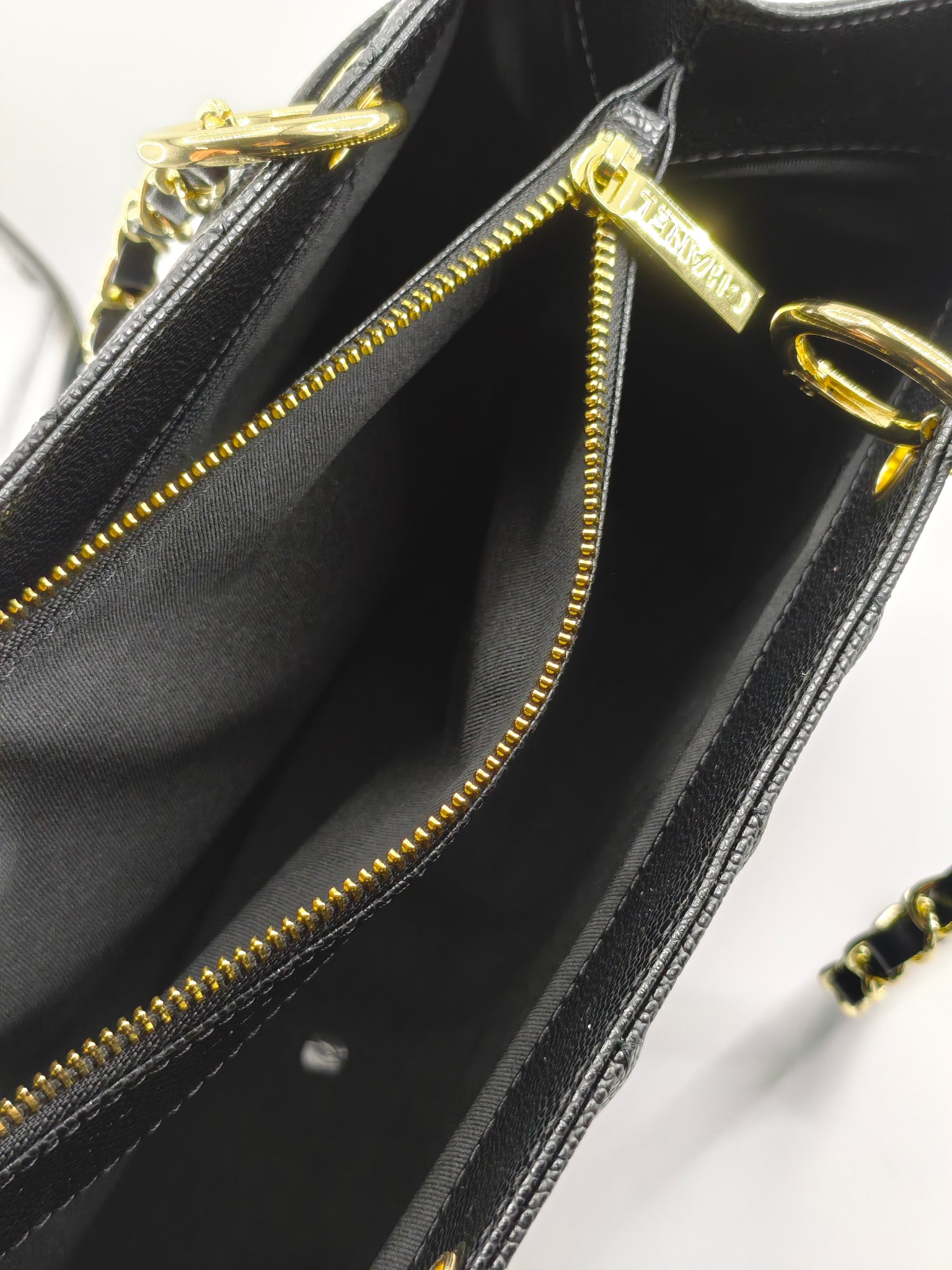  香奈儿托特包登机包大双C
黑色头层牛皮鱼子酱金扣
实物实拍
尺寸：33.5/24.5/14
款号：20