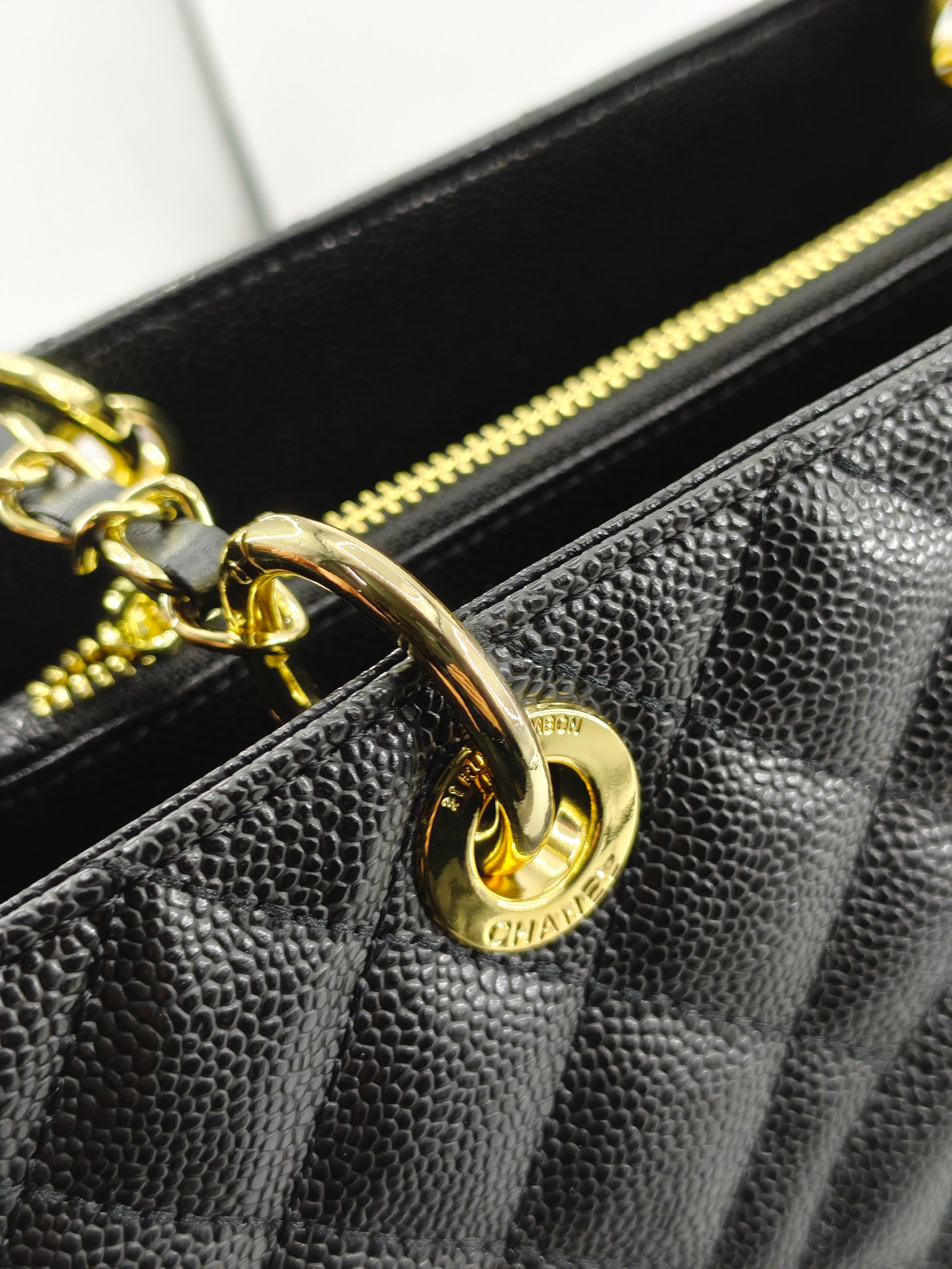  香奈儿托特包登机包大双C
黑色头层牛皮鱼子酱金扣
实物实拍
尺寸：33.5/24.5/14
款号：20