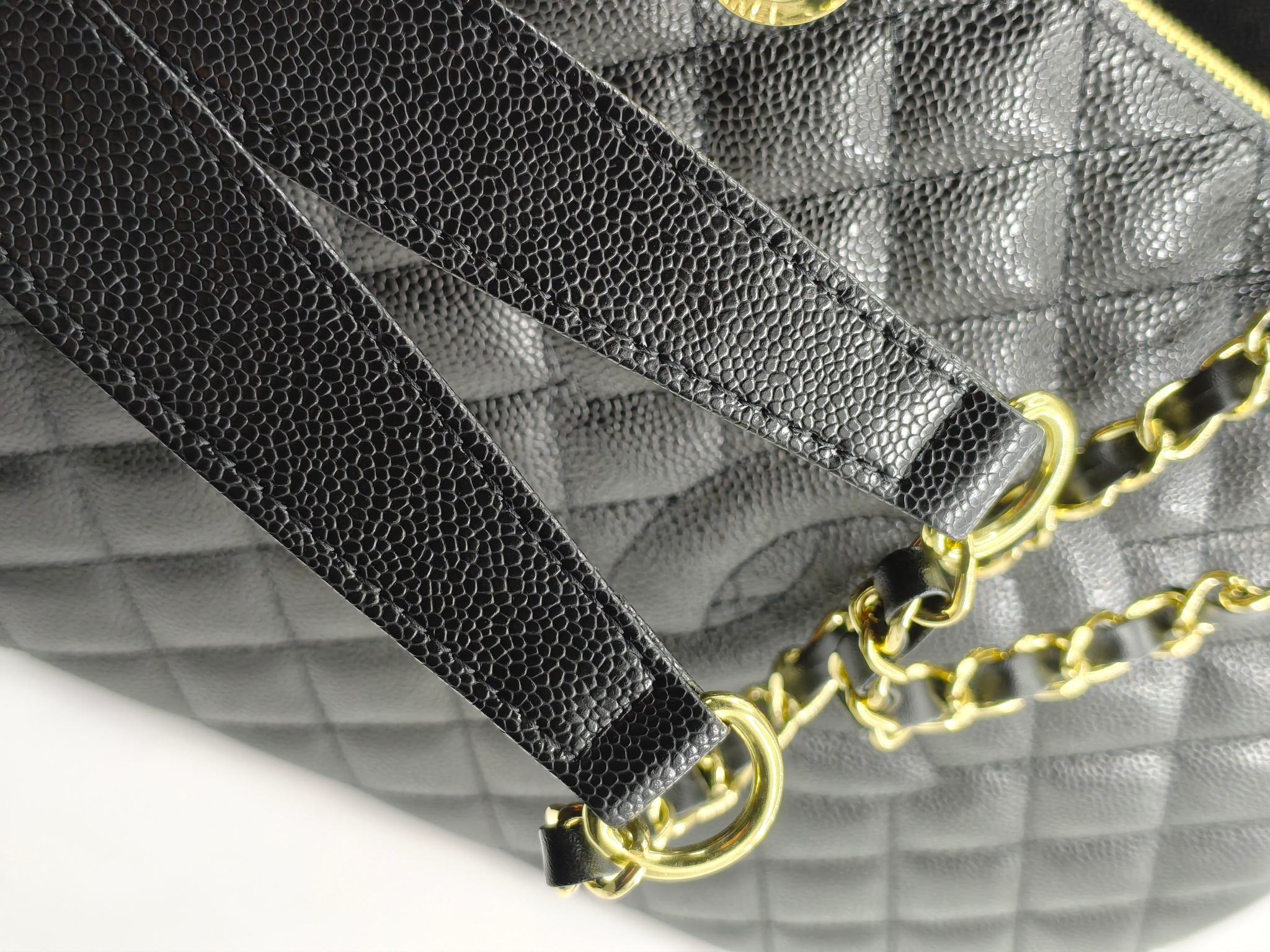  香奈儿托特包登机包大双C
黑色头层牛皮鱼子酱金扣
实物实拍
尺寸：33.5/24.5/14
款号：20