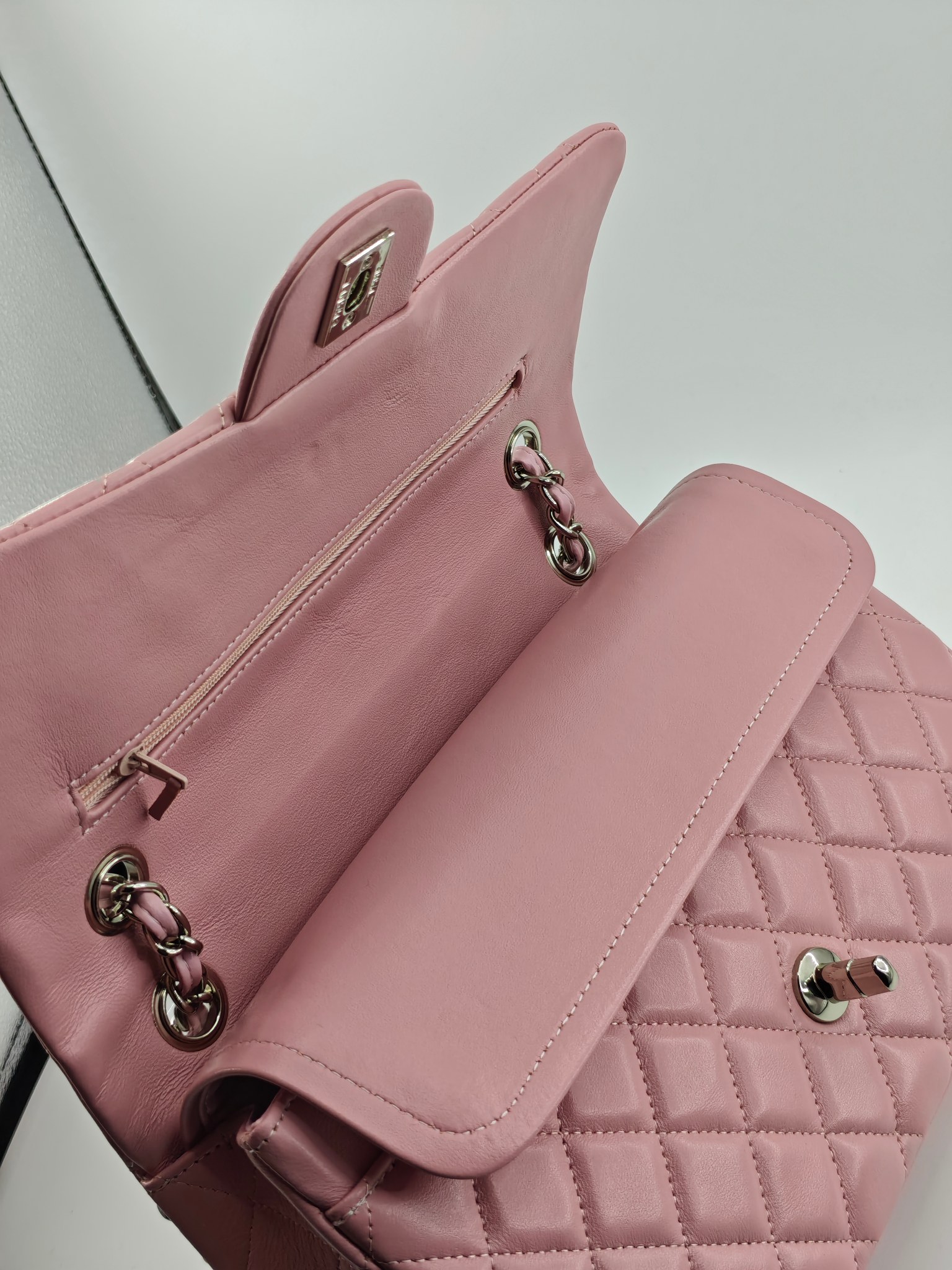 升级版CF中号
粉色头层羊皮银扣
实物实拍
款号：1112
尺寸：25.5X16X7 
