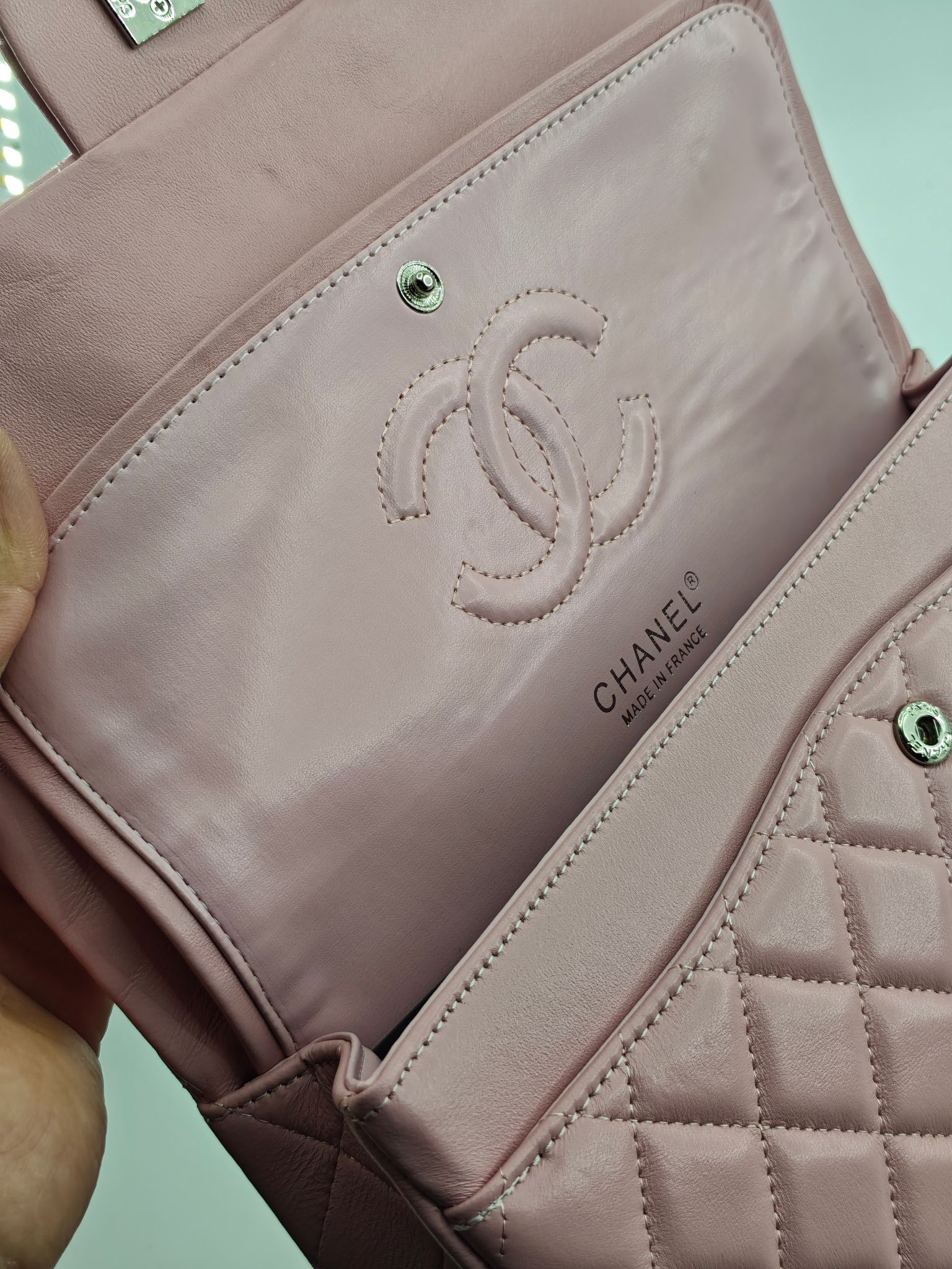 升级版CF中号
粉色头层羊皮银扣
实物实拍
款号：1112
尺寸：25.5X16X7 
