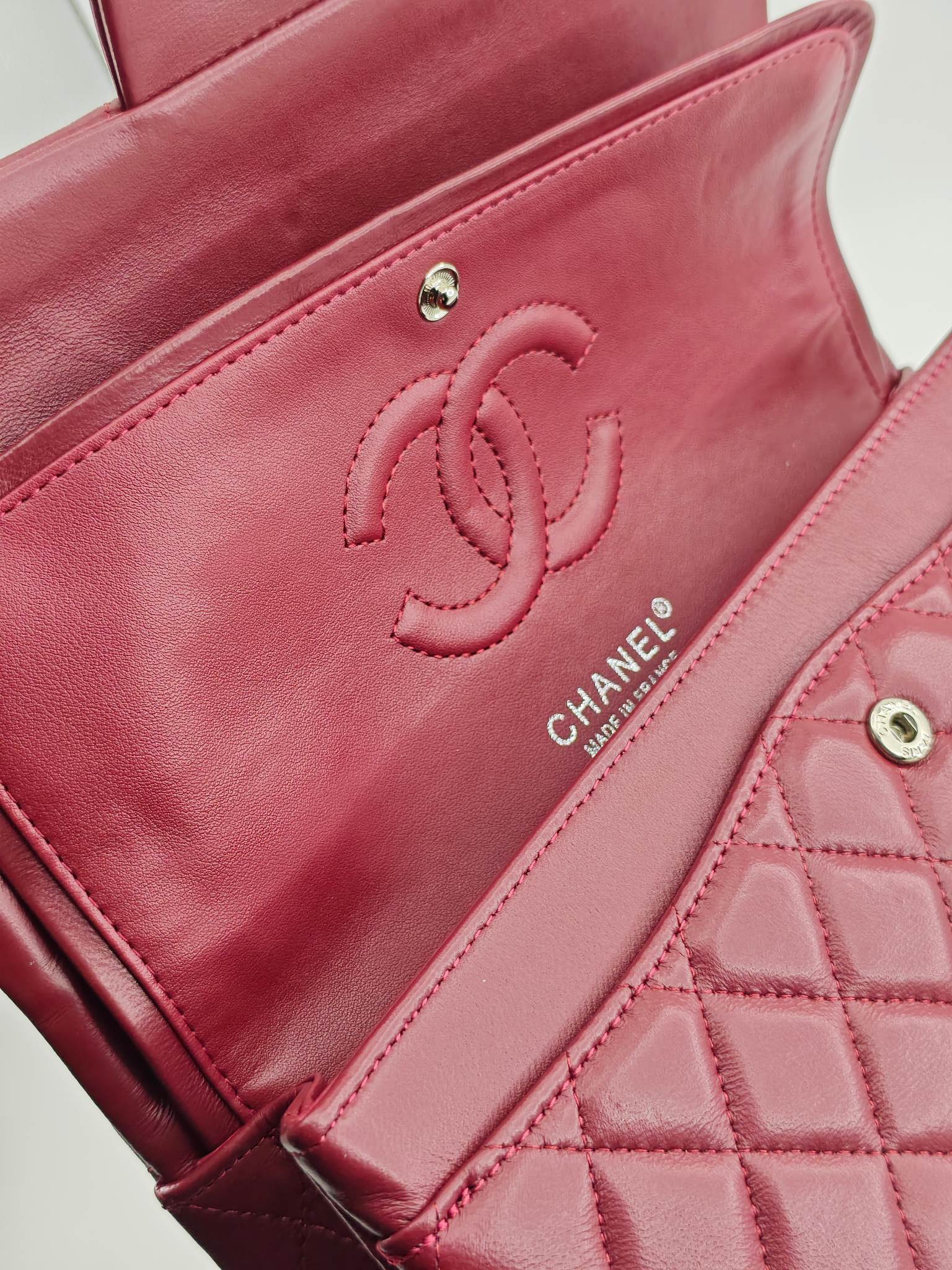  升级版CF中号
酒红头层羊皮银扣
实物实拍
款号：1112
尺寸：25.5X16X7 