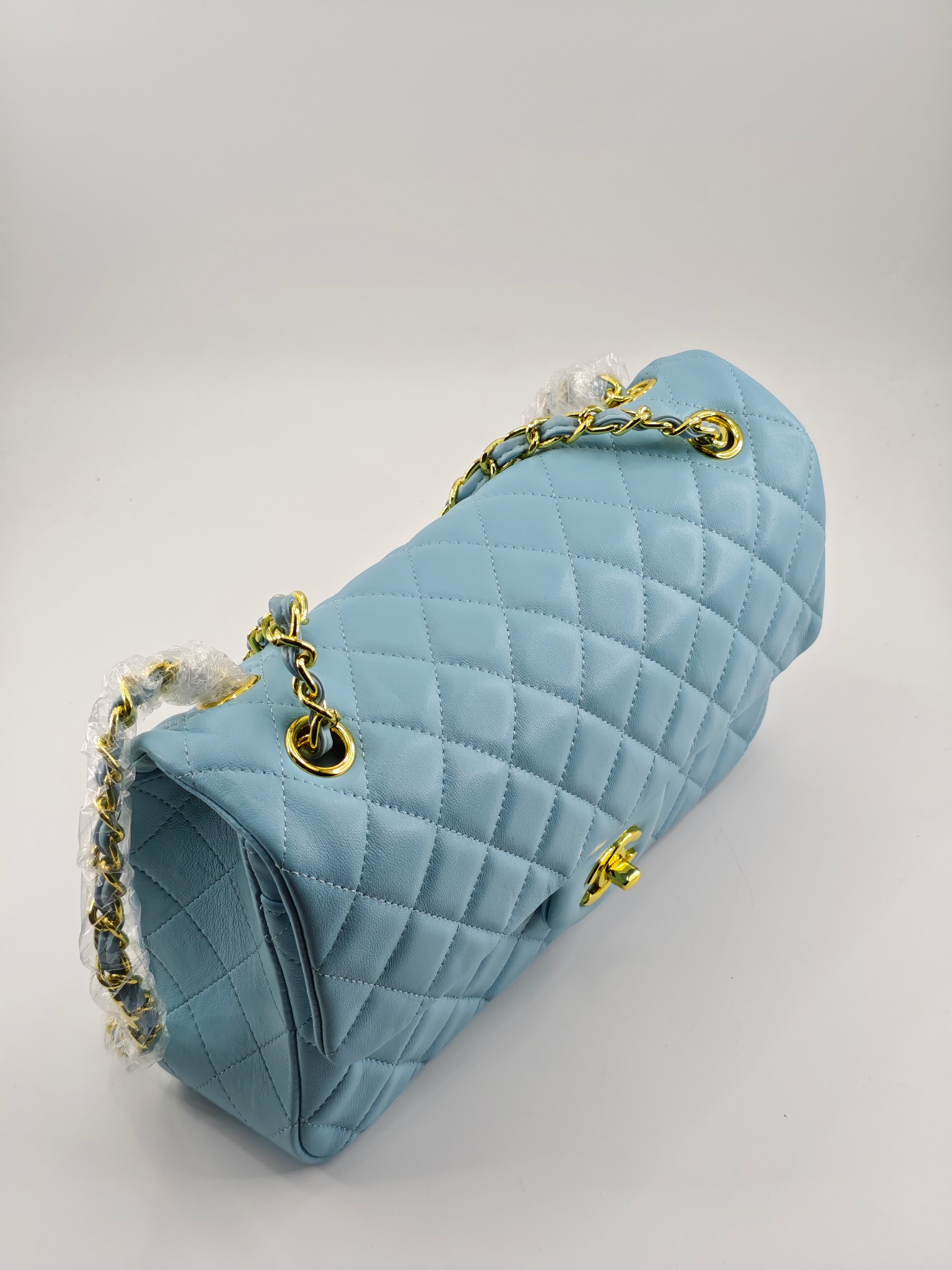  升级版CF中号
浅蓝头层羊皮金扣
实物实拍
款号：1112
尺寸：25.5X16X7 