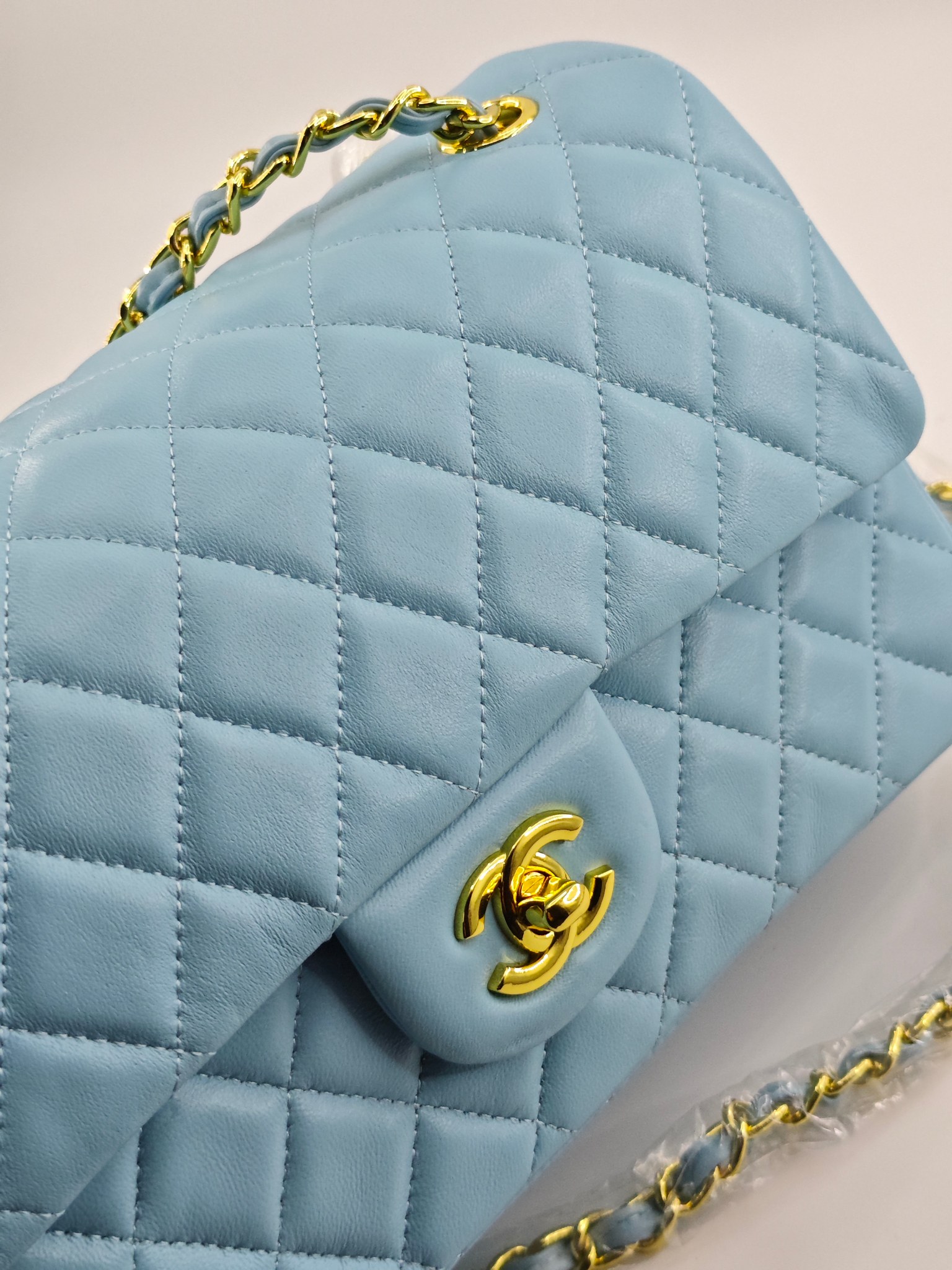  升级版CF中号
浅蓝头层羊皮金扣
实物实拍
款号：1112
尺寸：25.5X16X7 