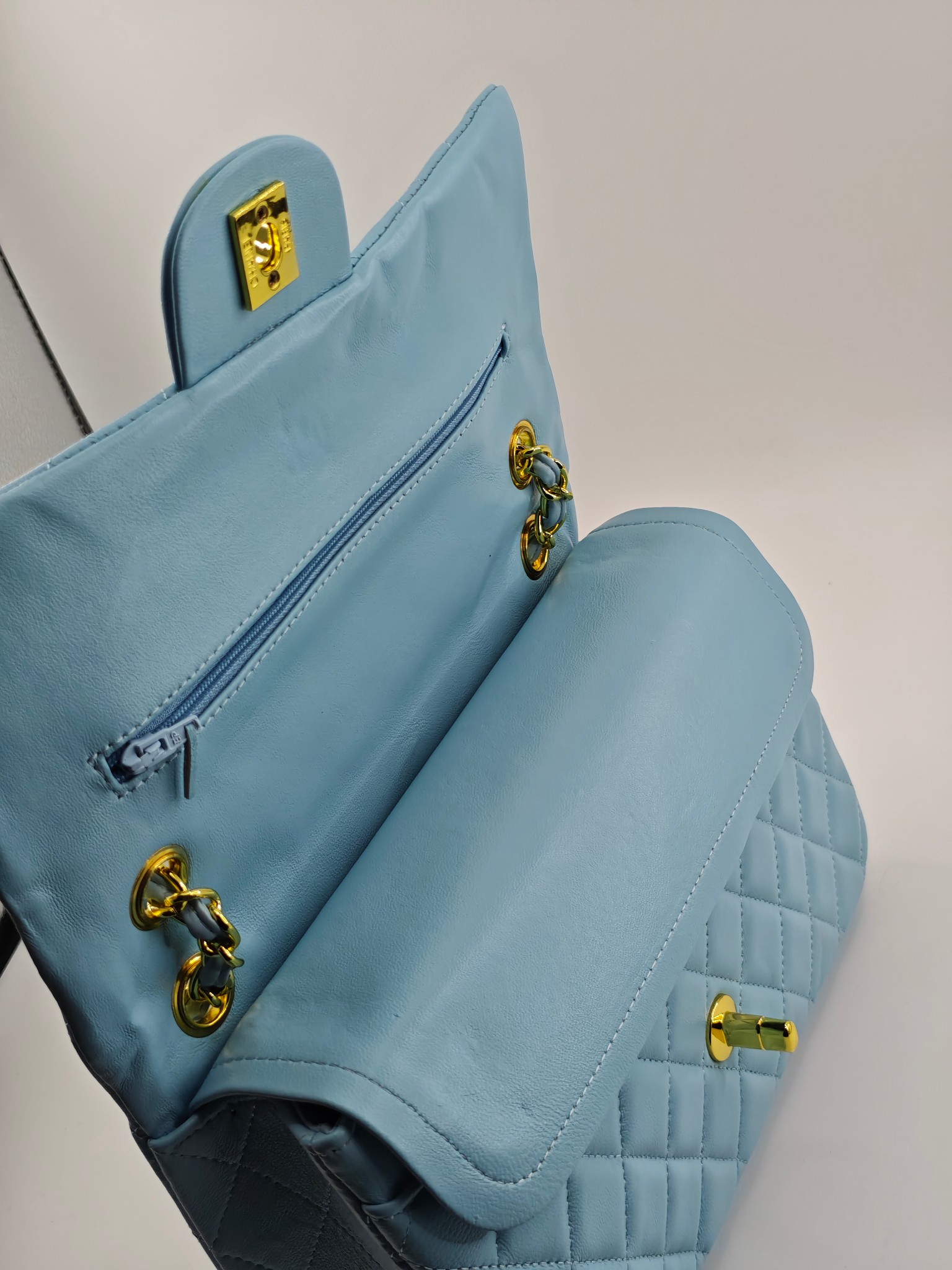  升级版CF中号
浅蓝头层羊皮金扣
实物实拍
款号：1112
尺寸：25.5X16X7 