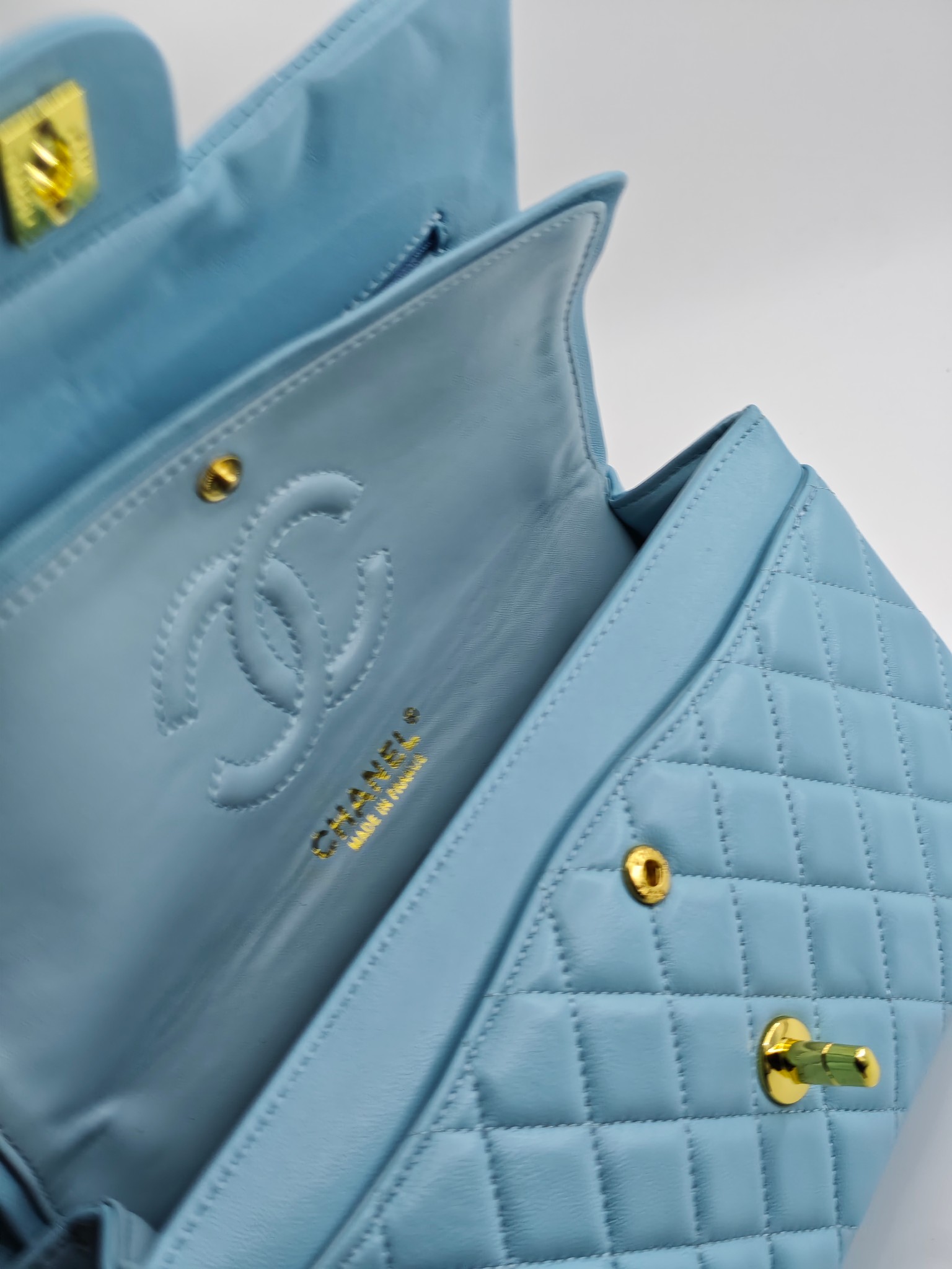  升级版CF中号
浅蓝头层羊皮金扣
实物实拍
款号：1112
尺寸：25.5X16X7 