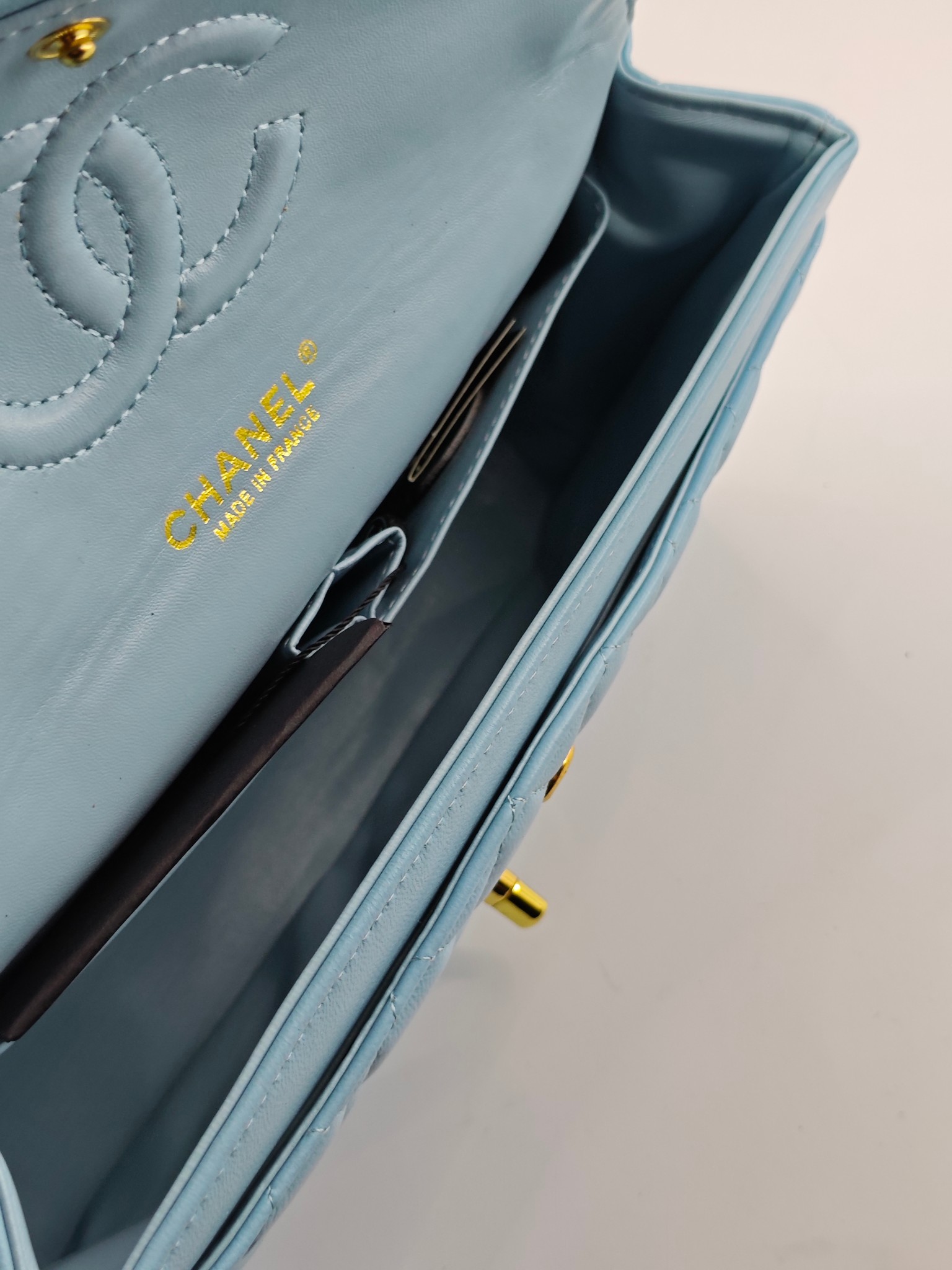  升级版CF中号
浅蓝头层羊皮金扣
实物实拍
款号：1112
尺寸：25.5X16X7 