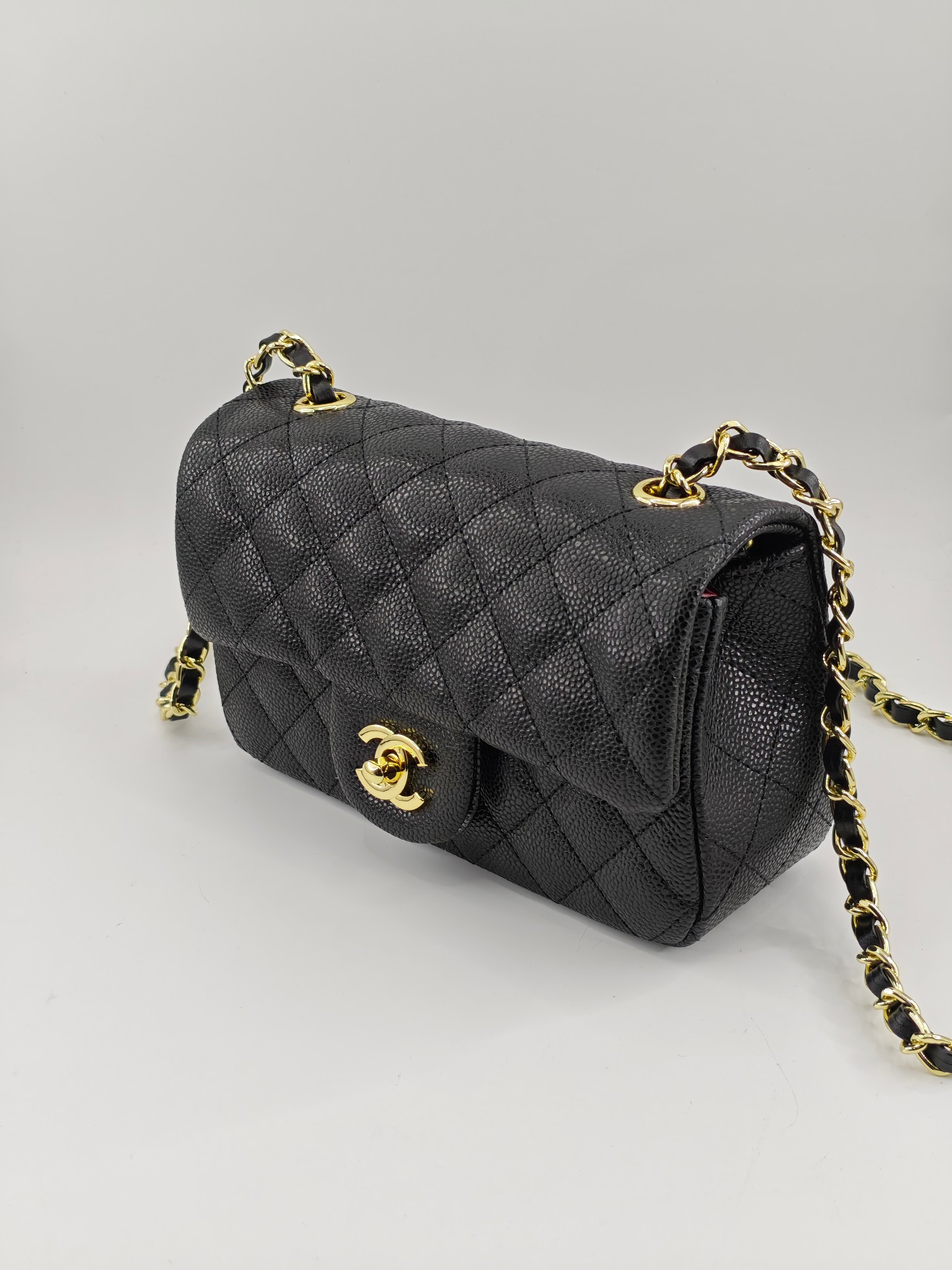 小香CF方胖子斜挎包单肩包
黑色头层皮鱼子酱金扣
实物实拍
尺寸：20x13x7
款号：1116