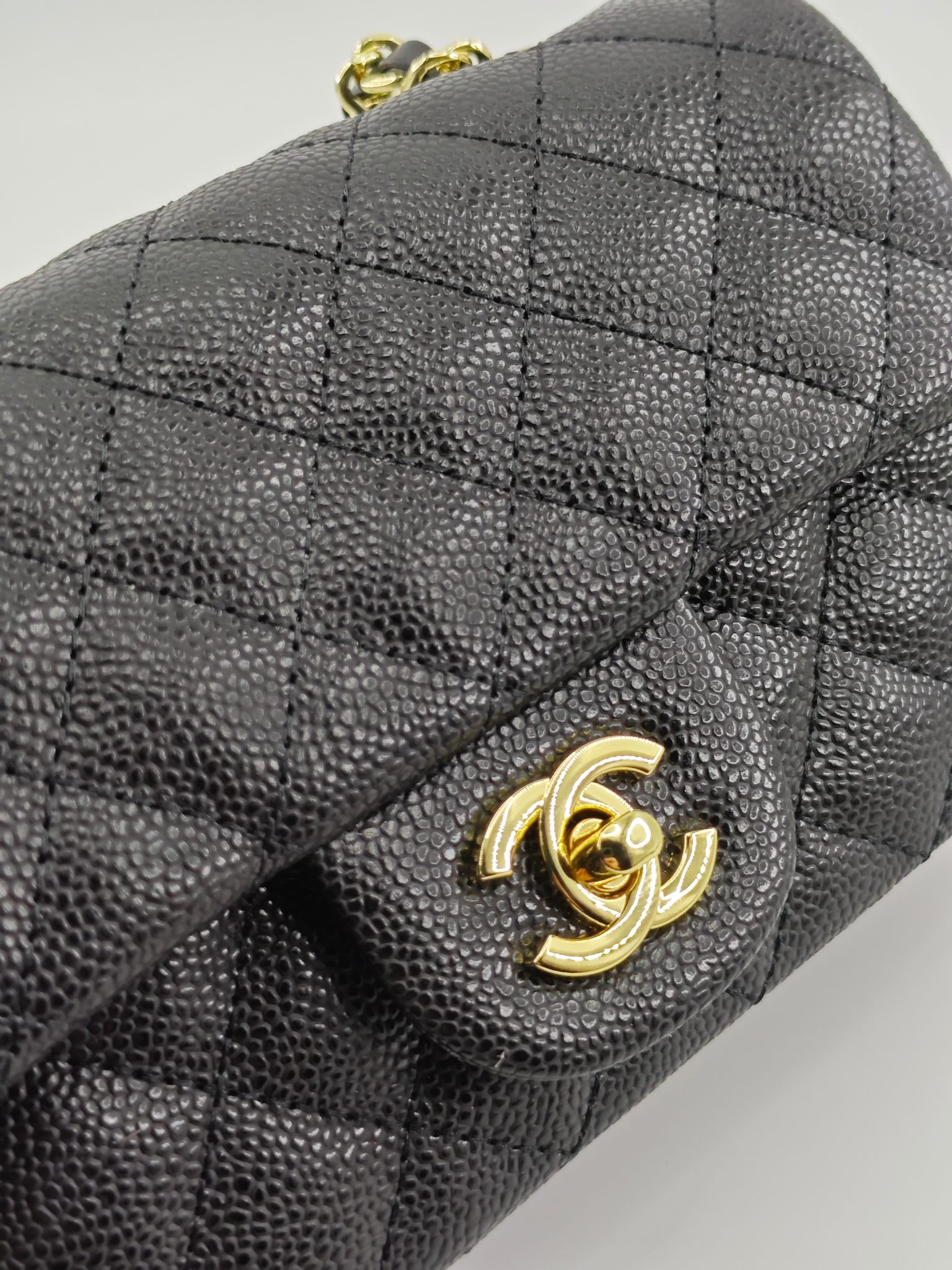 小香CF方胖子斜挎包单肩包
黑色头层皮鱼子酱金扣
实物实拍
尺寸：20x13x7
款号：1116