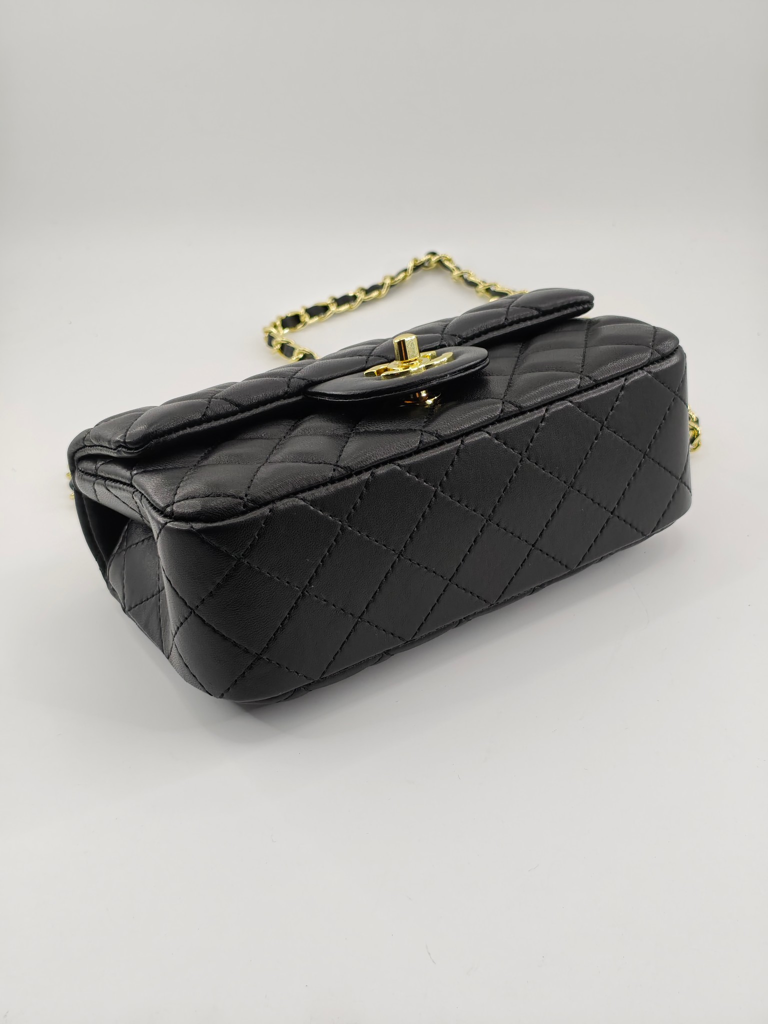 小香CF方胖子斜挎包单肩包
黑色头层皮小羊皮金扣
实物实拍
尺寸：20x13x7
款号：1116

