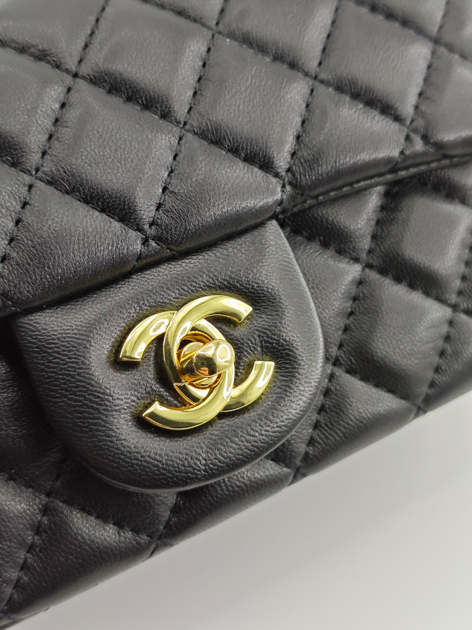 小香CF方胖子斜挎包单肩包
黑色头层皮小羊皮金扣
实物实拍
尺寸：20x13x7
款号：1116

