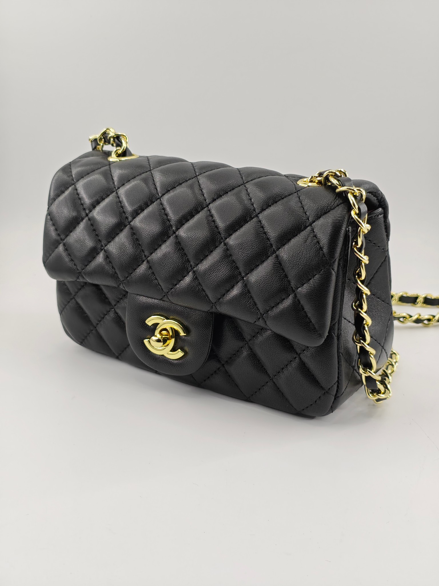 小香CF方胖子斜挎包单肩包
黑色头层皮小羊皮金扣
实物实拍
尺寸：20x13x7
款号：1116

