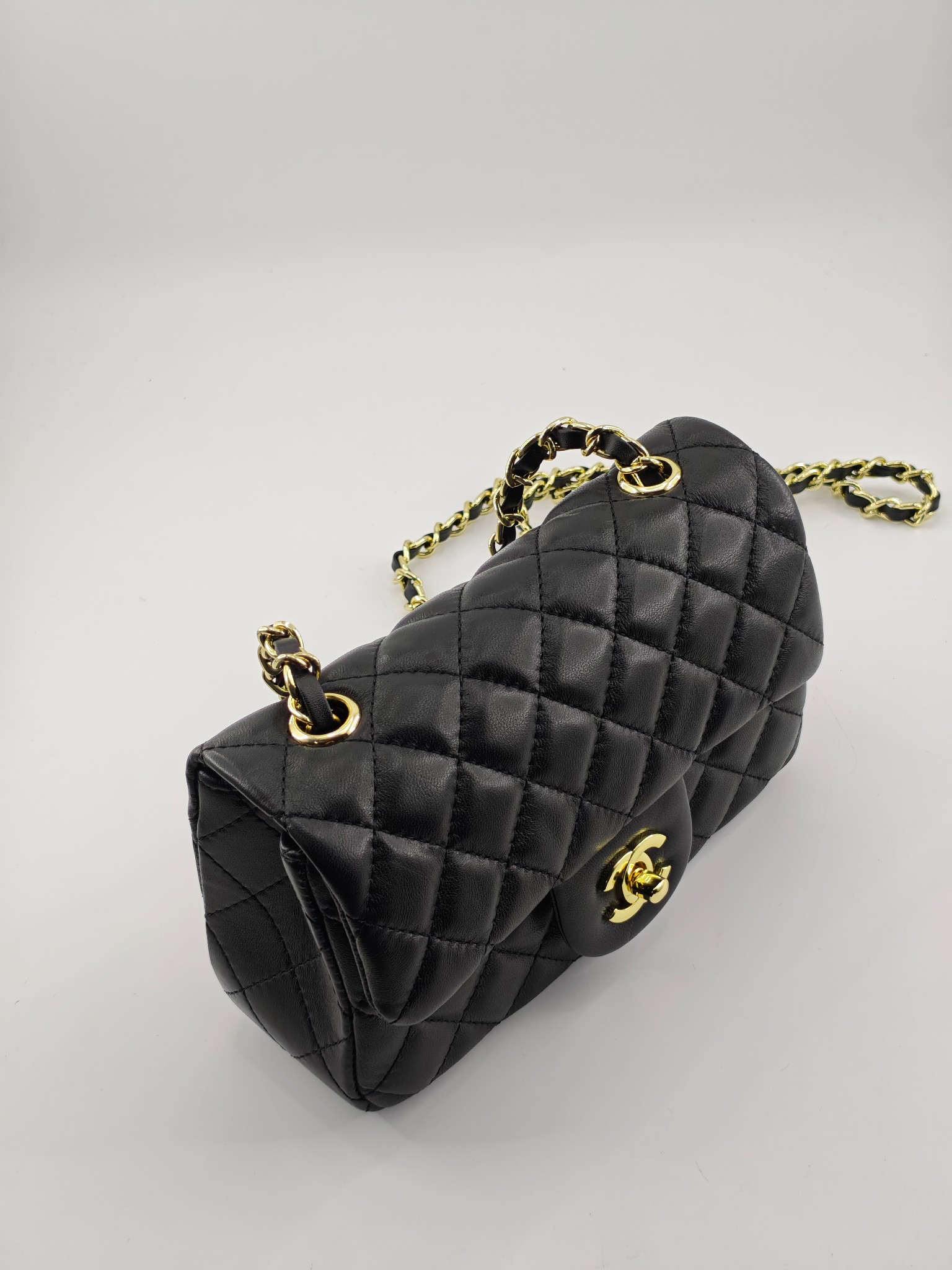 小香CF方胖子斜挎包单肩包
黑色头层皮小羊皮金扣
实物实拍
尺寸：20x13x7
款号：1116

