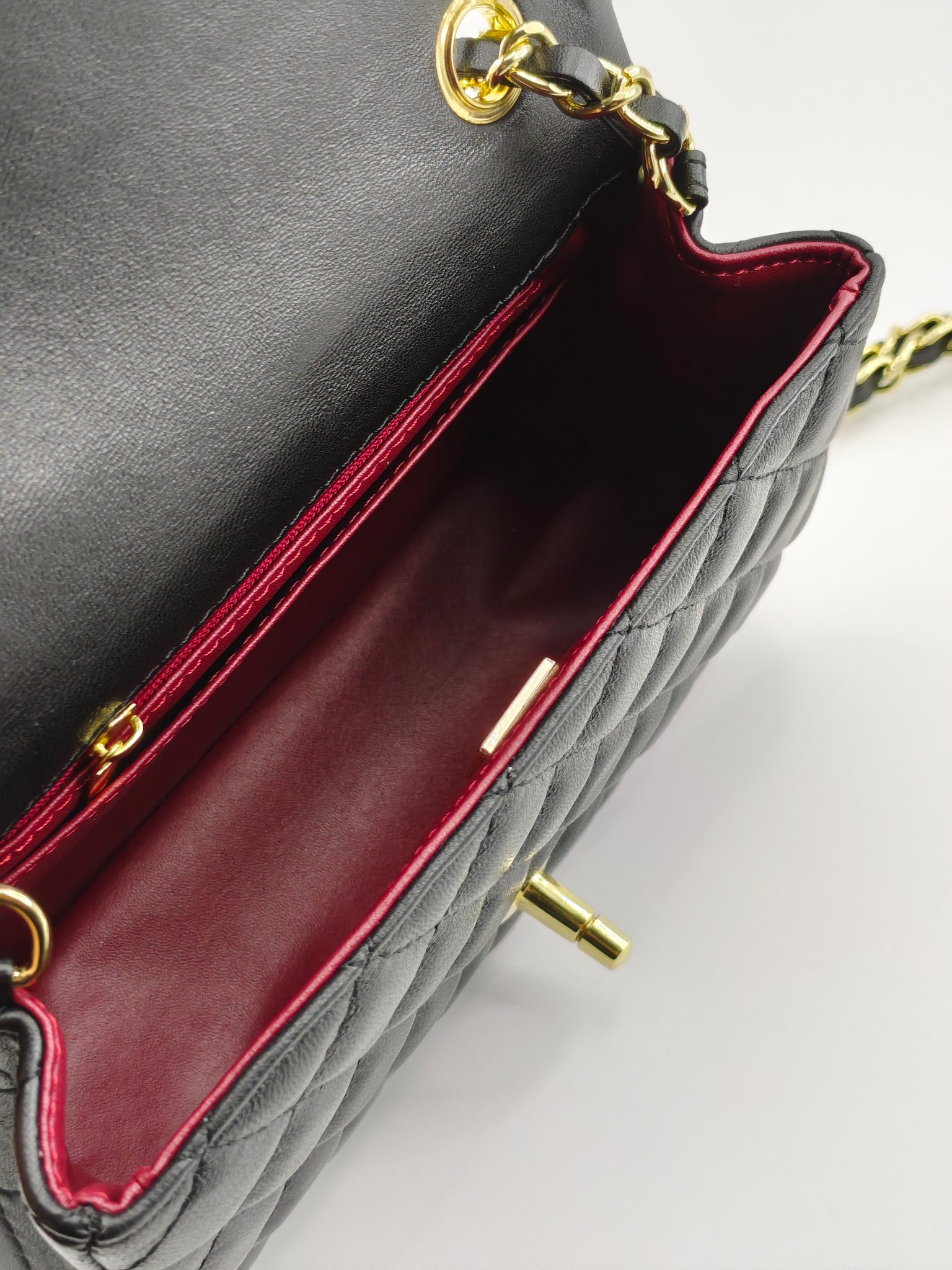 小香CF方胖子斜挎包单肩包
黑色头层皮小羊皮金扣
实物实拍
尺寸：20x13x7
款号：1116

