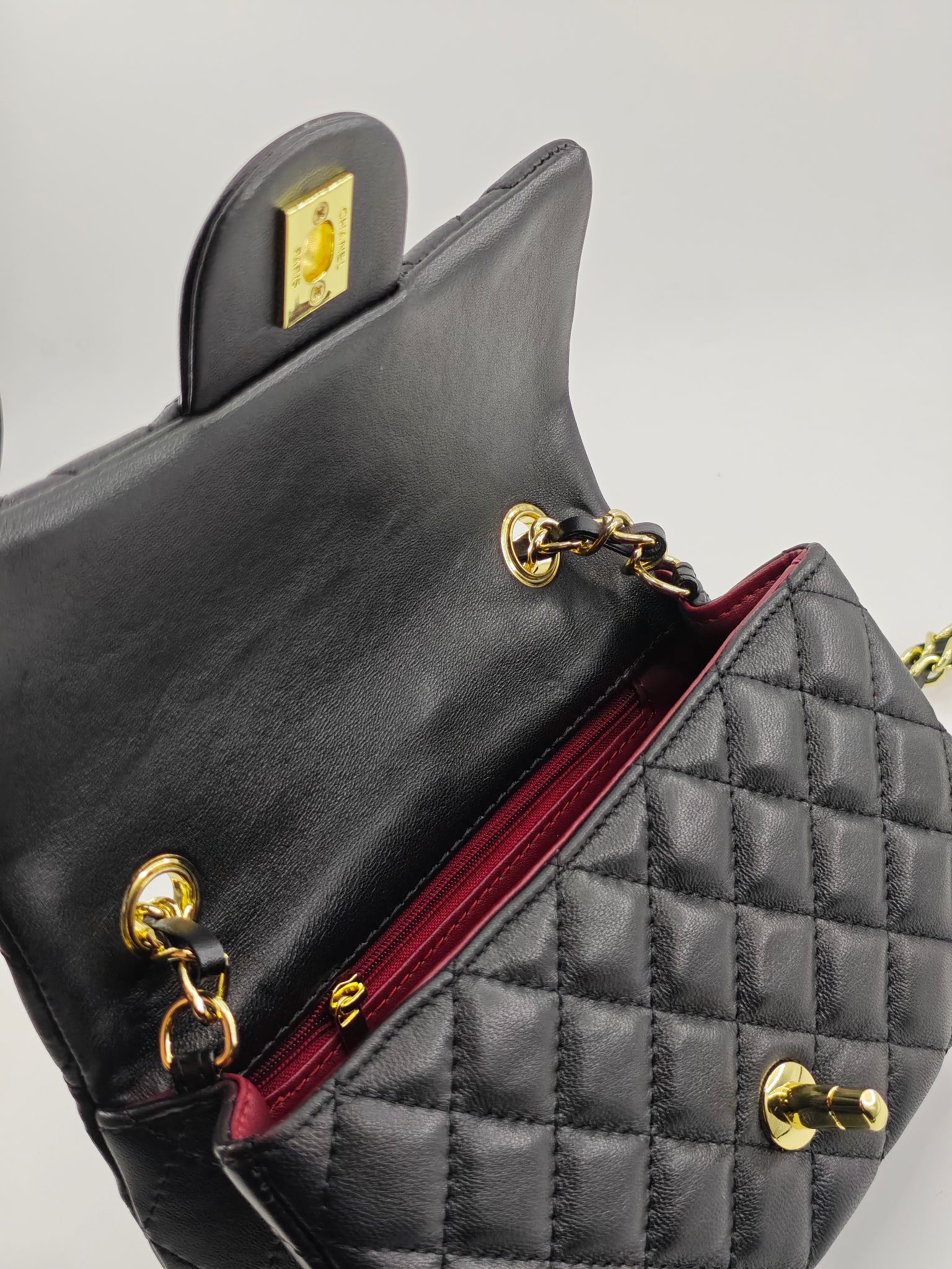 小香CF方胖子斜挎包单肩包
黑色头层皮小羊皮金扣
实物实拍
尺寸：20x13x7
款号：1116

