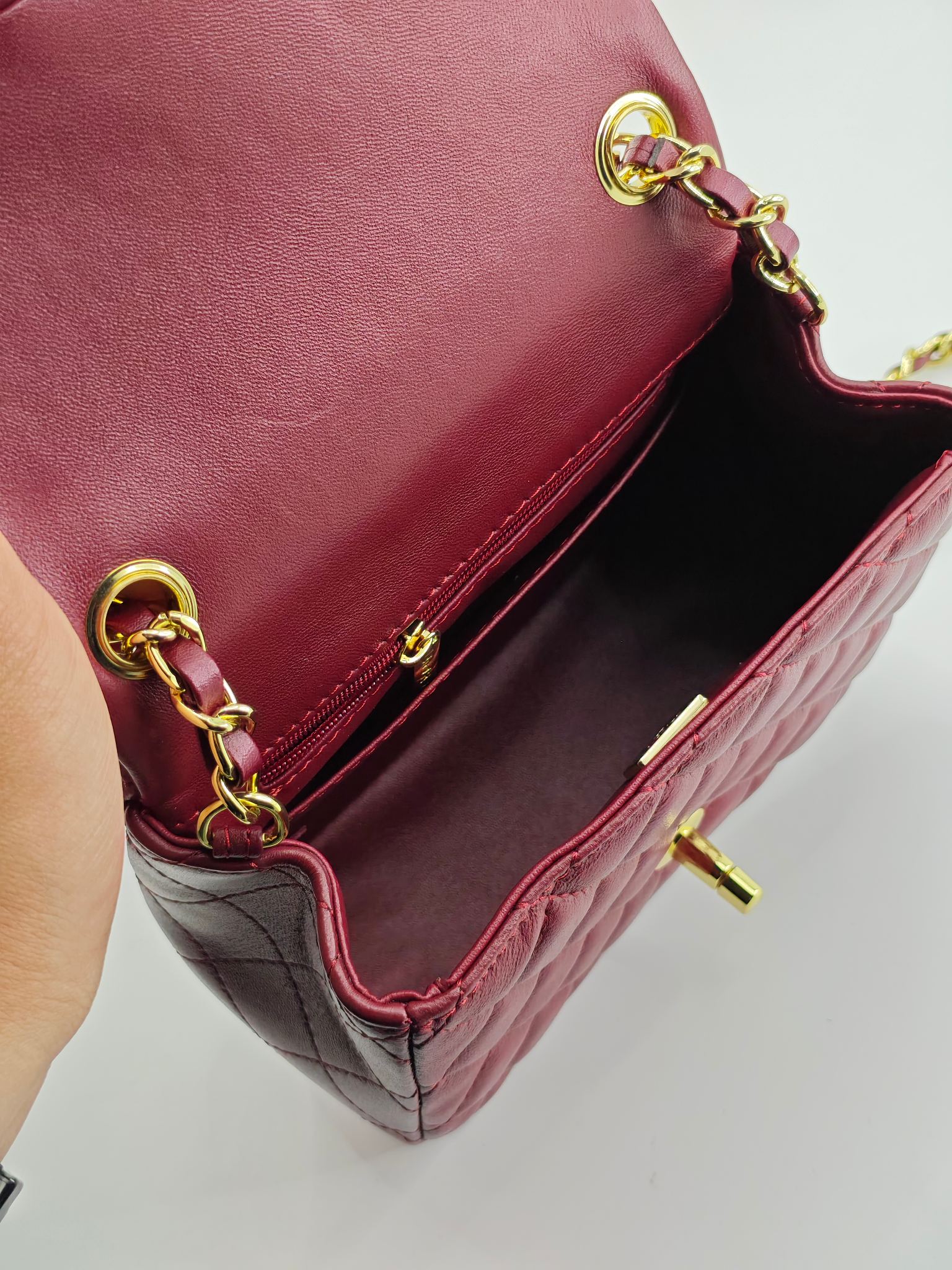 小香CF方胖子斜挎包单肩包
酒红头层皮小羊皮金扣
实物实拍
尺寸：18x13x7
款号：1115