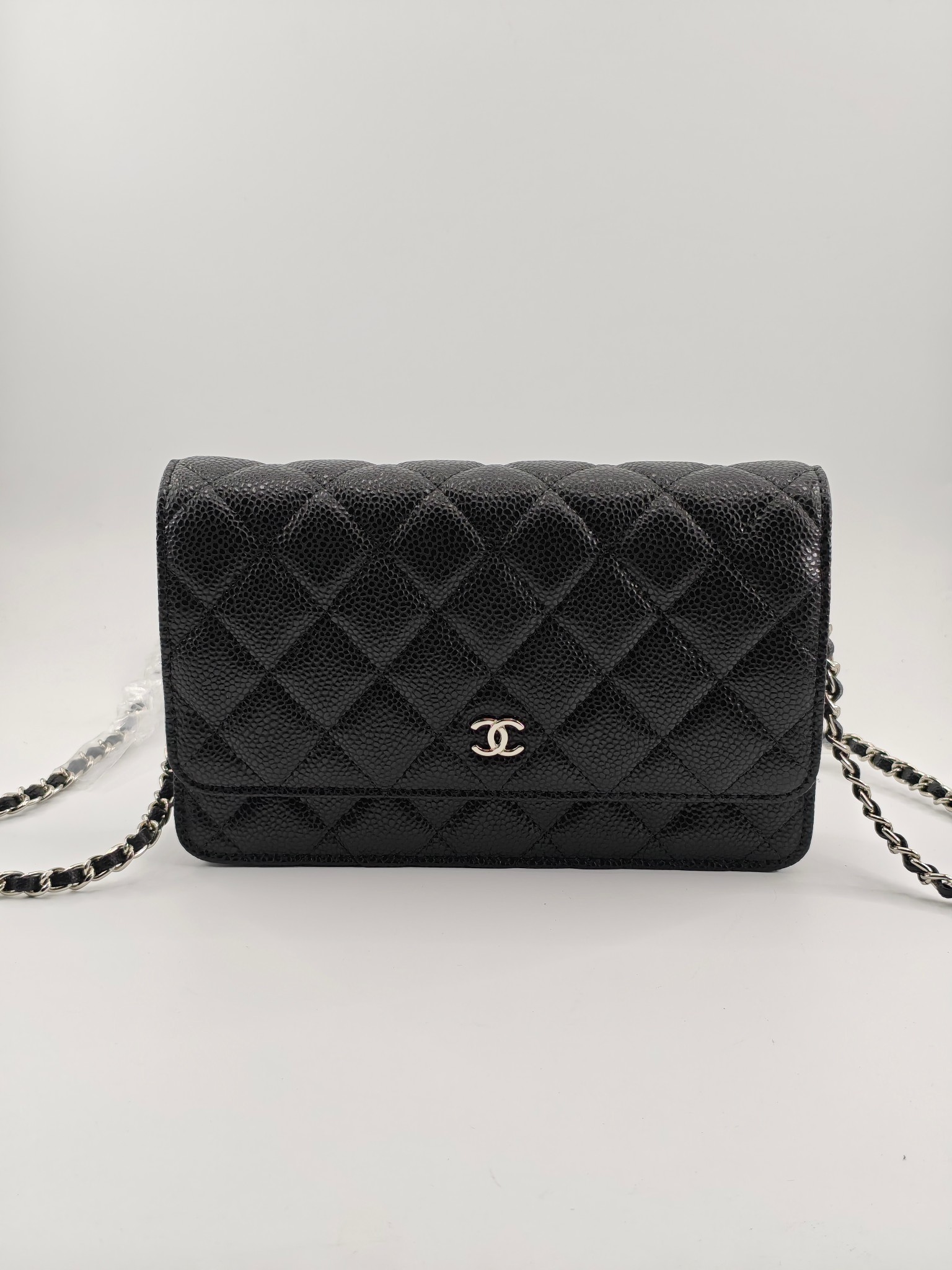 小香Woc发财包斜挎包
黑色头层小牛皮鱼子酱银扣
实物实拍
尺寸：19/13/4
款号：33814
