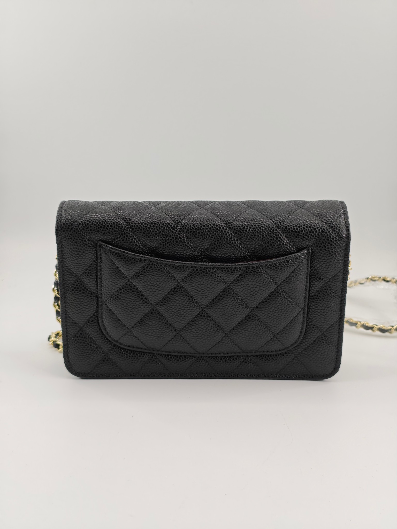 小香Woc发财包斜挎包
黑色头层小牛皮鱼子酱金扣
实物实拍
尺寸：19/13/4
款号：33814
