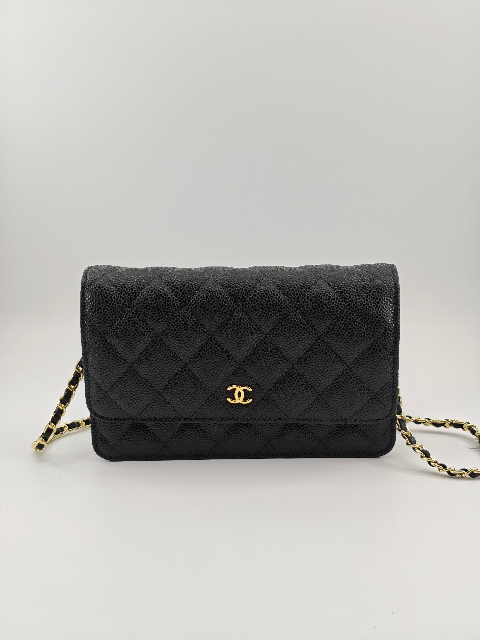 小香Woc发财包斜挎包
黑色头层小牛皮鱼子酱金扣
实物实拍
尺寸：19/13/4
款号：33814
