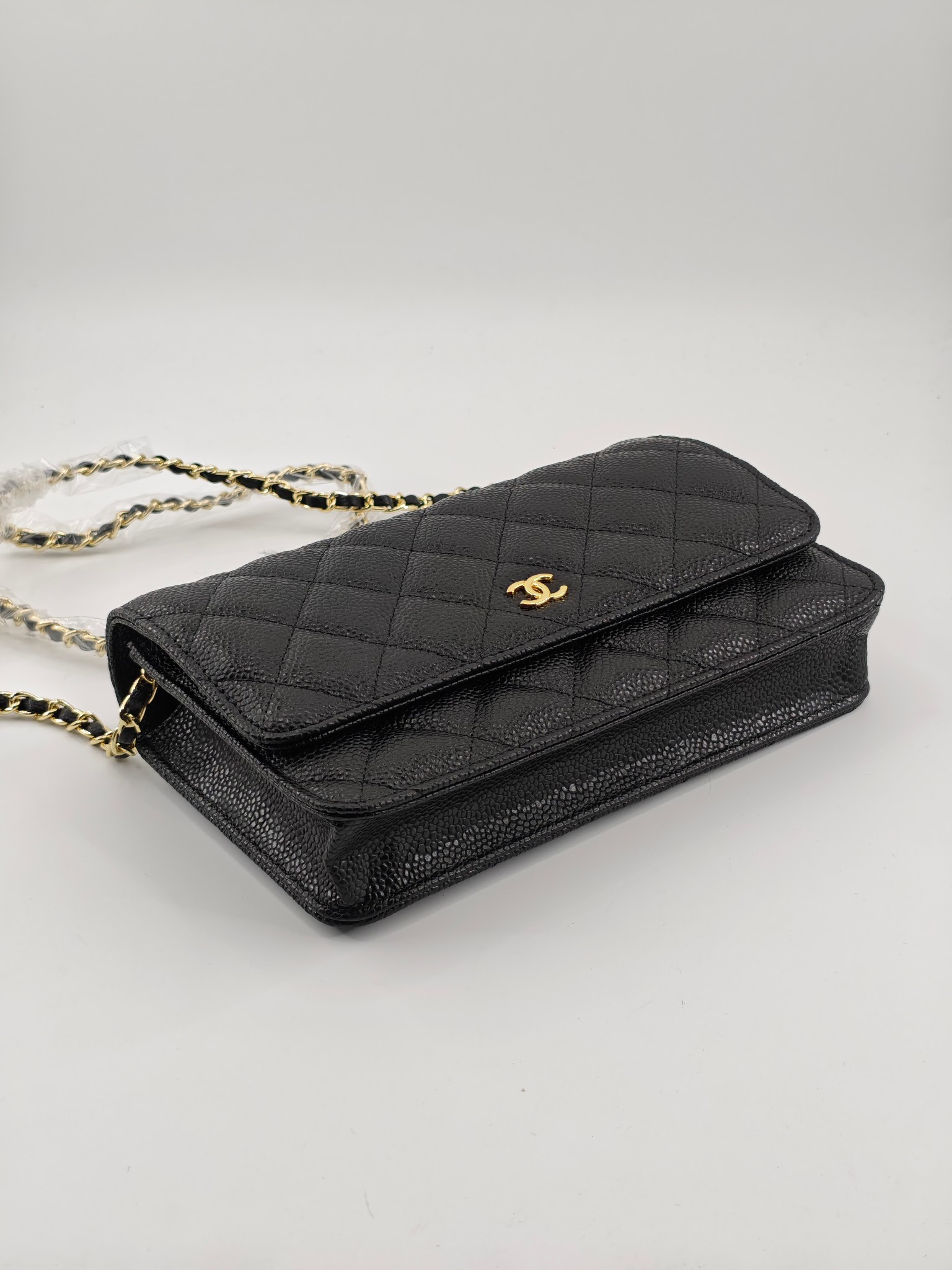 小香Woc发财包斜挎包
黑色头层小牛皮鱼子酱金扣
实物实拍
尺寸：19/13/4
款号：33814
