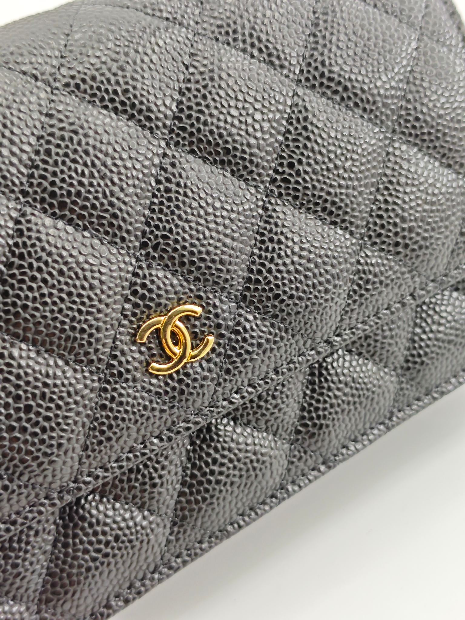 小香Woc发财包斜挎包
黑色头层小牛皮鱼子酱金扣
实物实拍
尺寸：19/13/4
款号：33814
