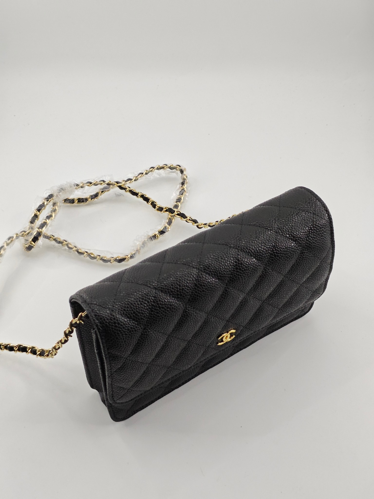 小香Woc发财包斜挎包
黑色头层小牛皮鱼子酱金扣
实物实拍
尺寸：19/13/4
款号：33814
