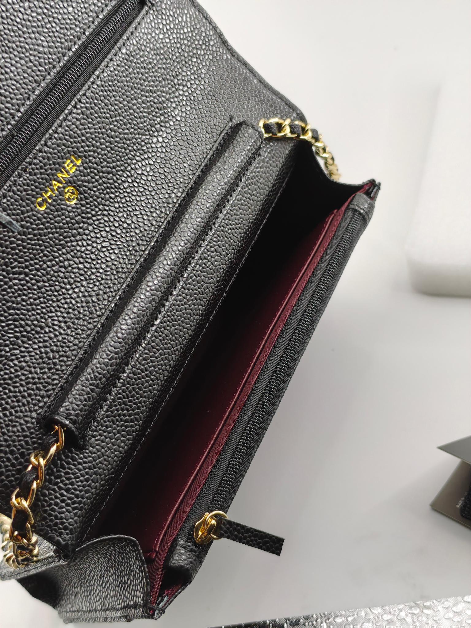 小香Woc发财包斜挎包
黑色头层小牛皮鱼子酱金扣
实物实拍
尺寸：19/13/4
款号：33814
